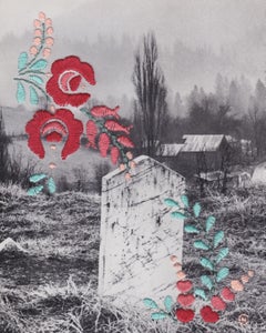 In Peace n°1 - broderie de motifs floraux rouges sur image en noir et blanc