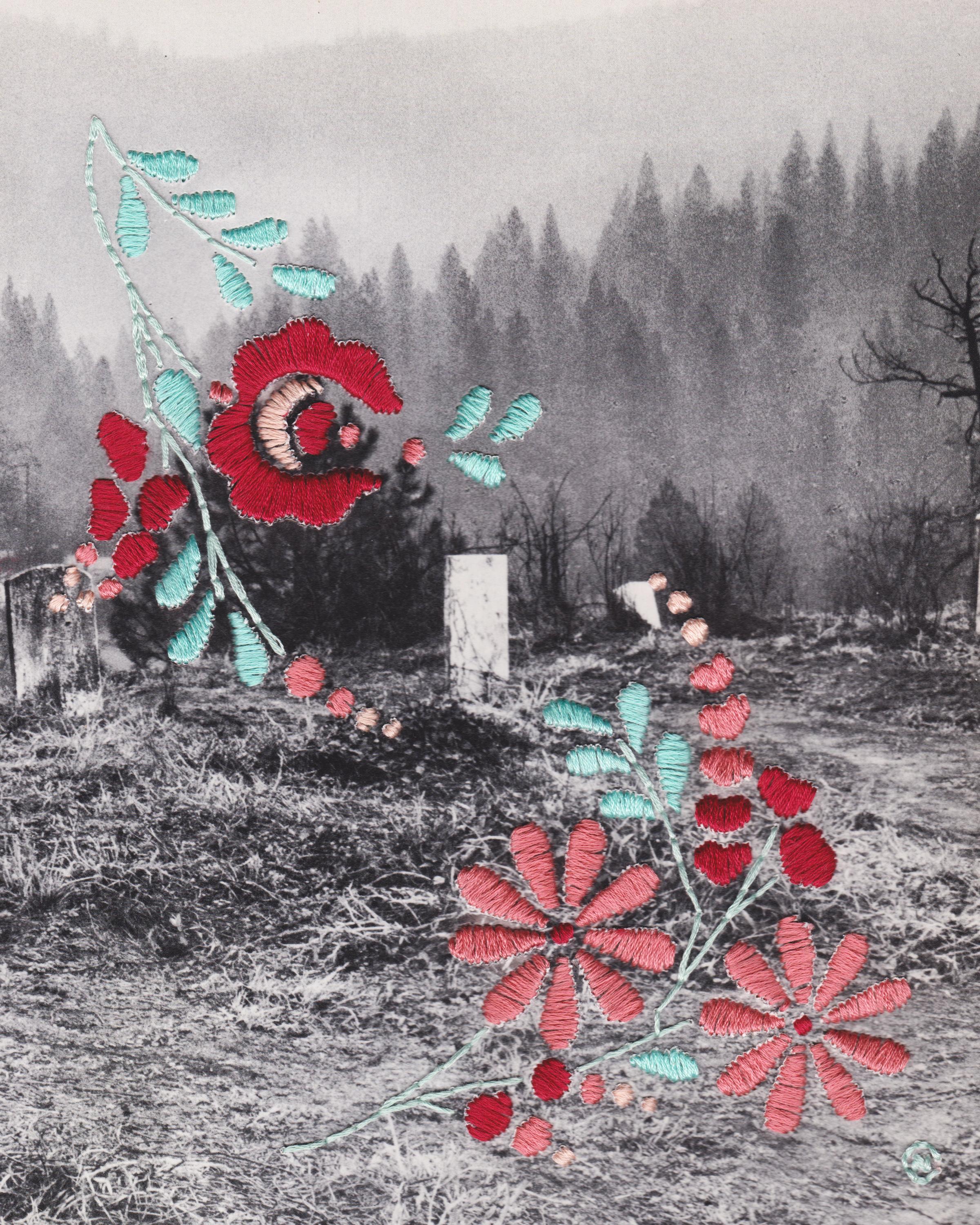 Natalie Ciccoricco Landscape Art – In Peace #3- Rotes Blumenmuster-Stickerei - Dias de Muertos