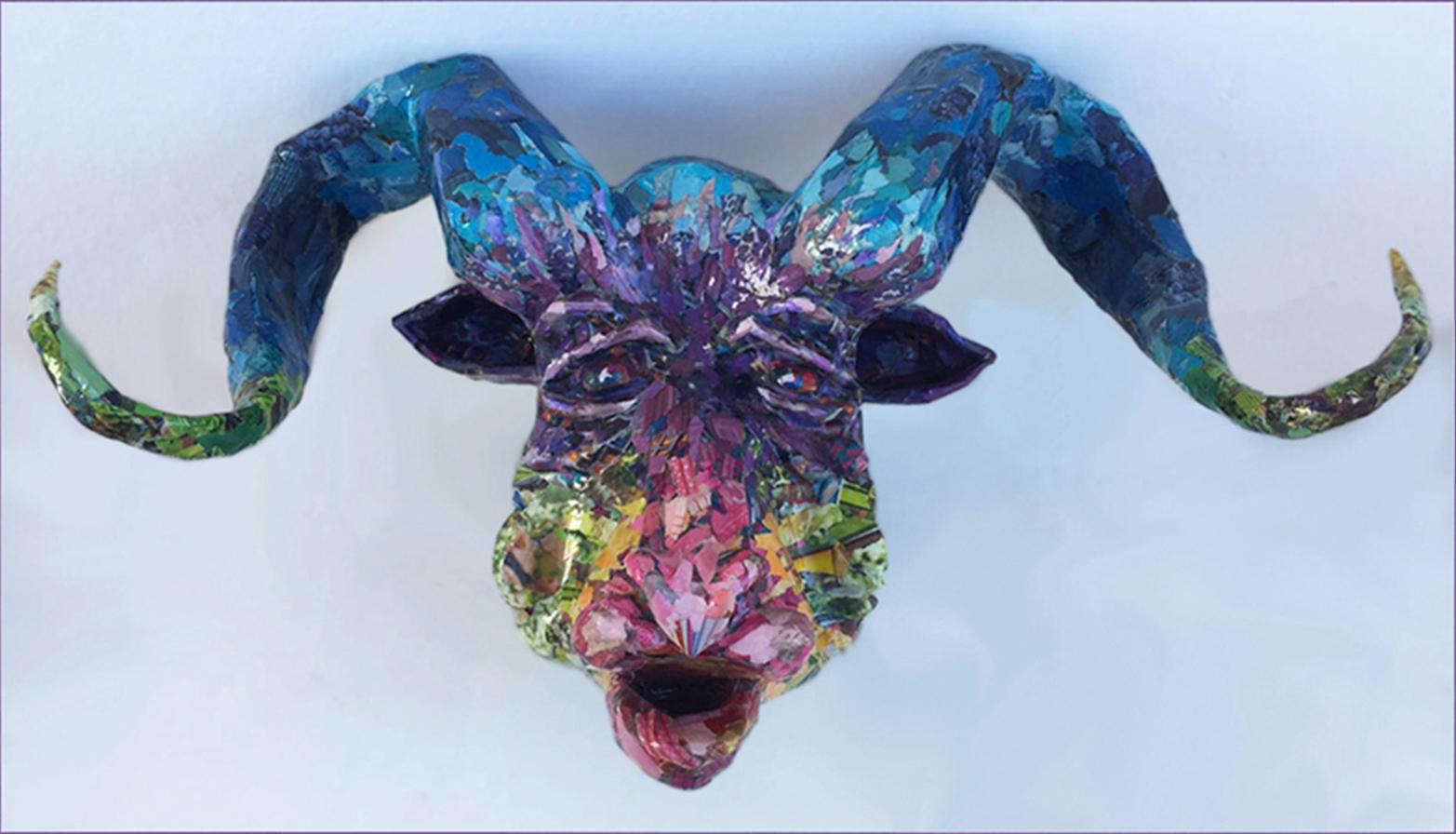 Midnight - Majestic-Skulptur eines mongolischen Tieres, Altai Argali in Regenbogenfarbe – Mixed Media Art von Yulia Shtern