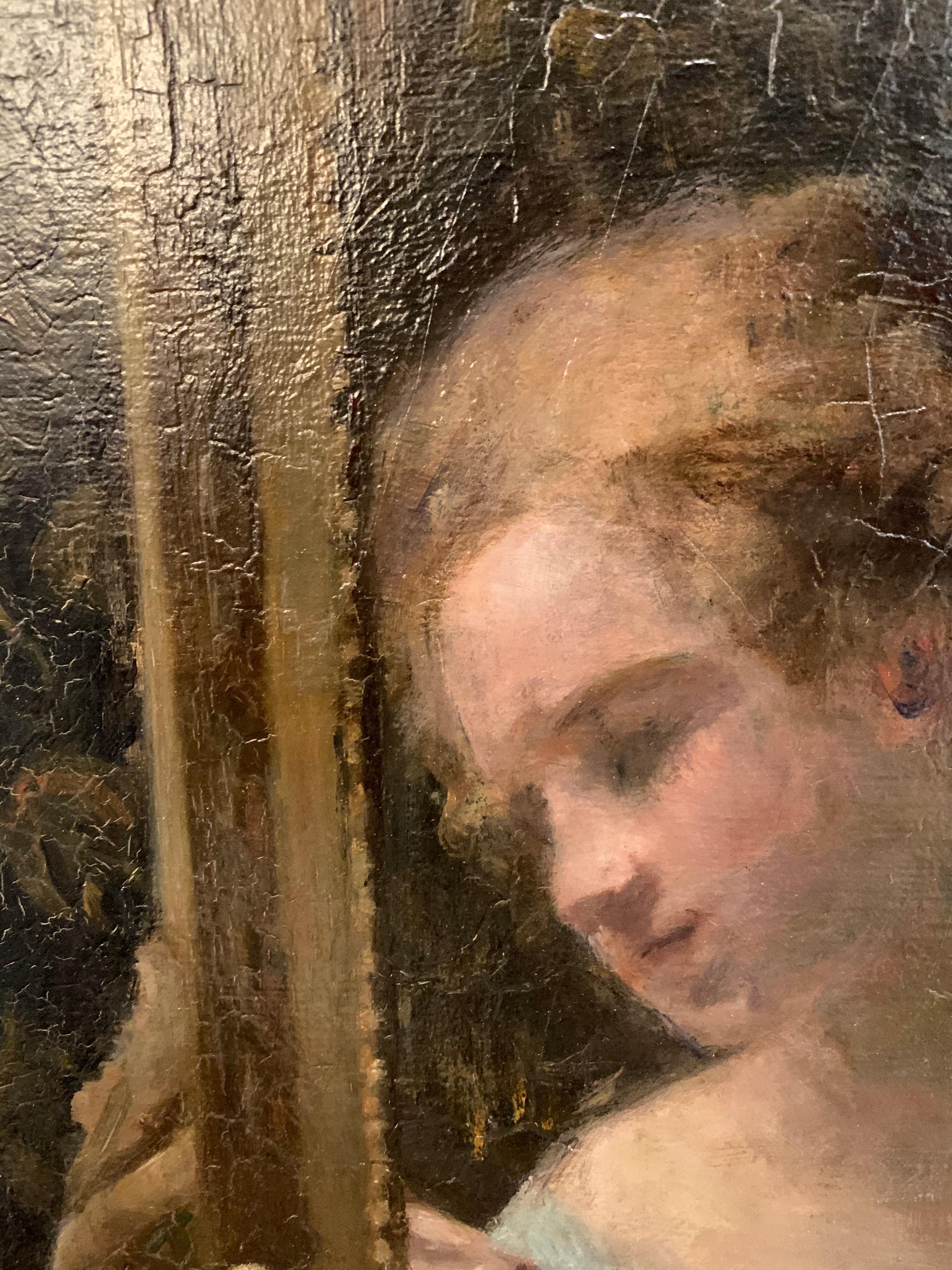 Es handelt sich um ein lebensgroßes impressionistisches Gemälde aus dem 19. Jahrhundert von der Künstlerin Suzanne Hurel (1876-1956). Es zeigt eine junge Frau, die in ihrem Boudoir vor einem Spiegel sitzt und ein Bild betrachtet. Sie trägt ein