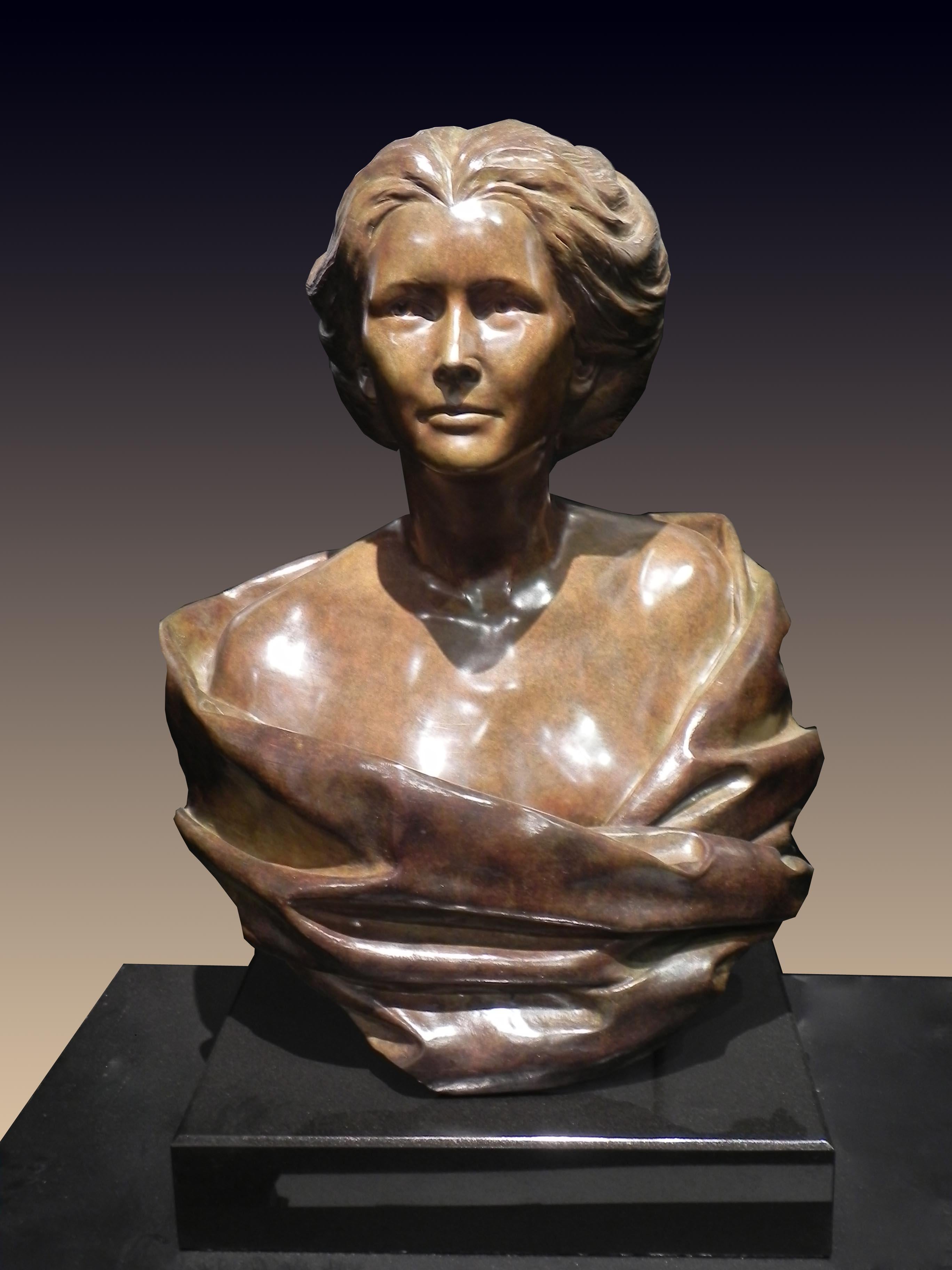 "La esposa del artista", de Frederick Hart, es una escultura figurativa en bronce de la esposa de Frederick Hart, numerada 23/25. Su esposa está felizmente sentada con un pañuelo sobre los hombros y mira hacia la derecha, pensativa, mientras su
