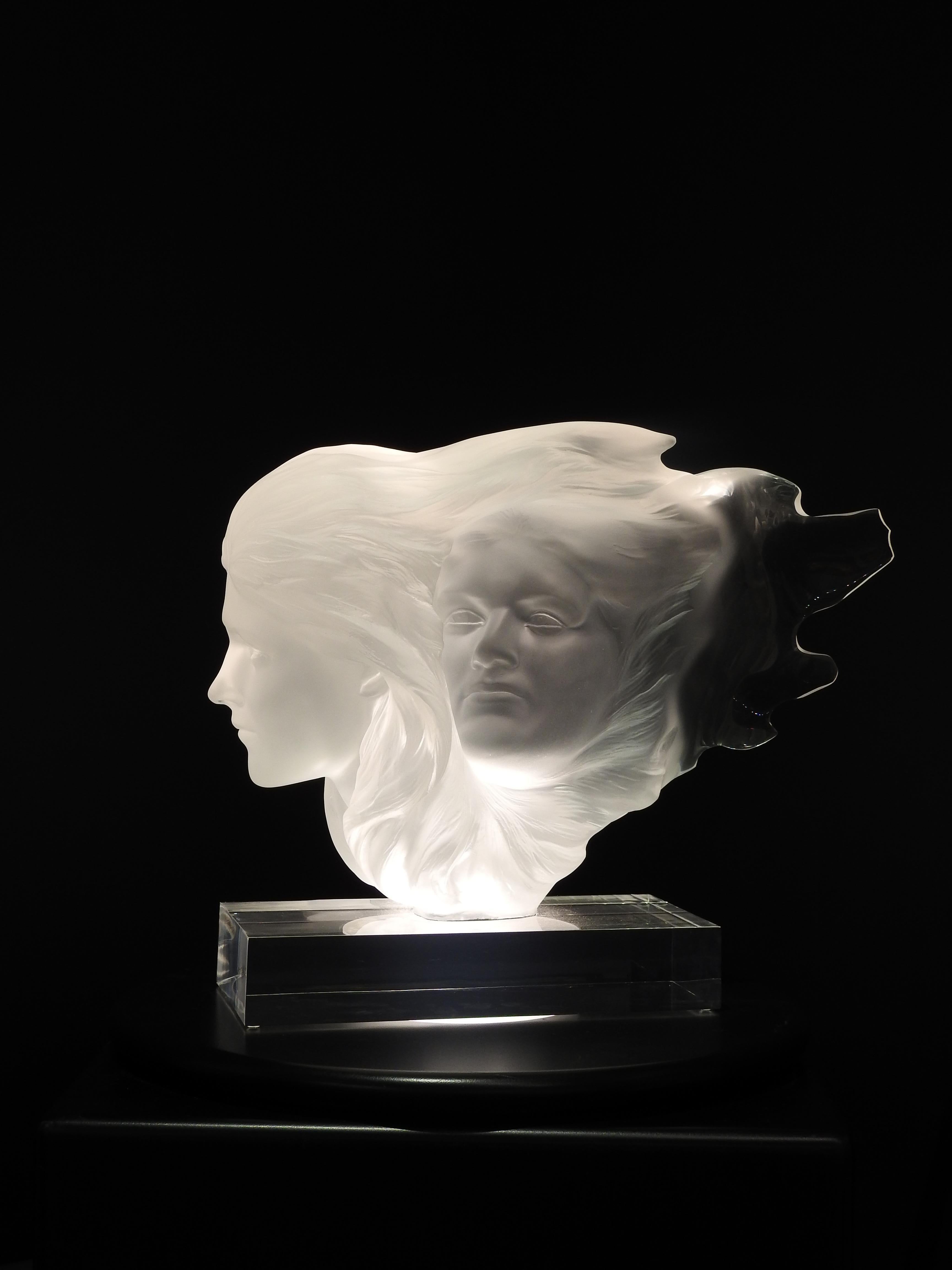 "Herself" von Frederick Hart ist eine figurative Acrylskulptur eines Frauengesichts mit der Nummer 176/350. Hart begann, Licht und Geist gleichzusetzen, wobei das Medium selbst die Bedeutung vermittelt, jenseits der ikonischen, gegenständlichen oder