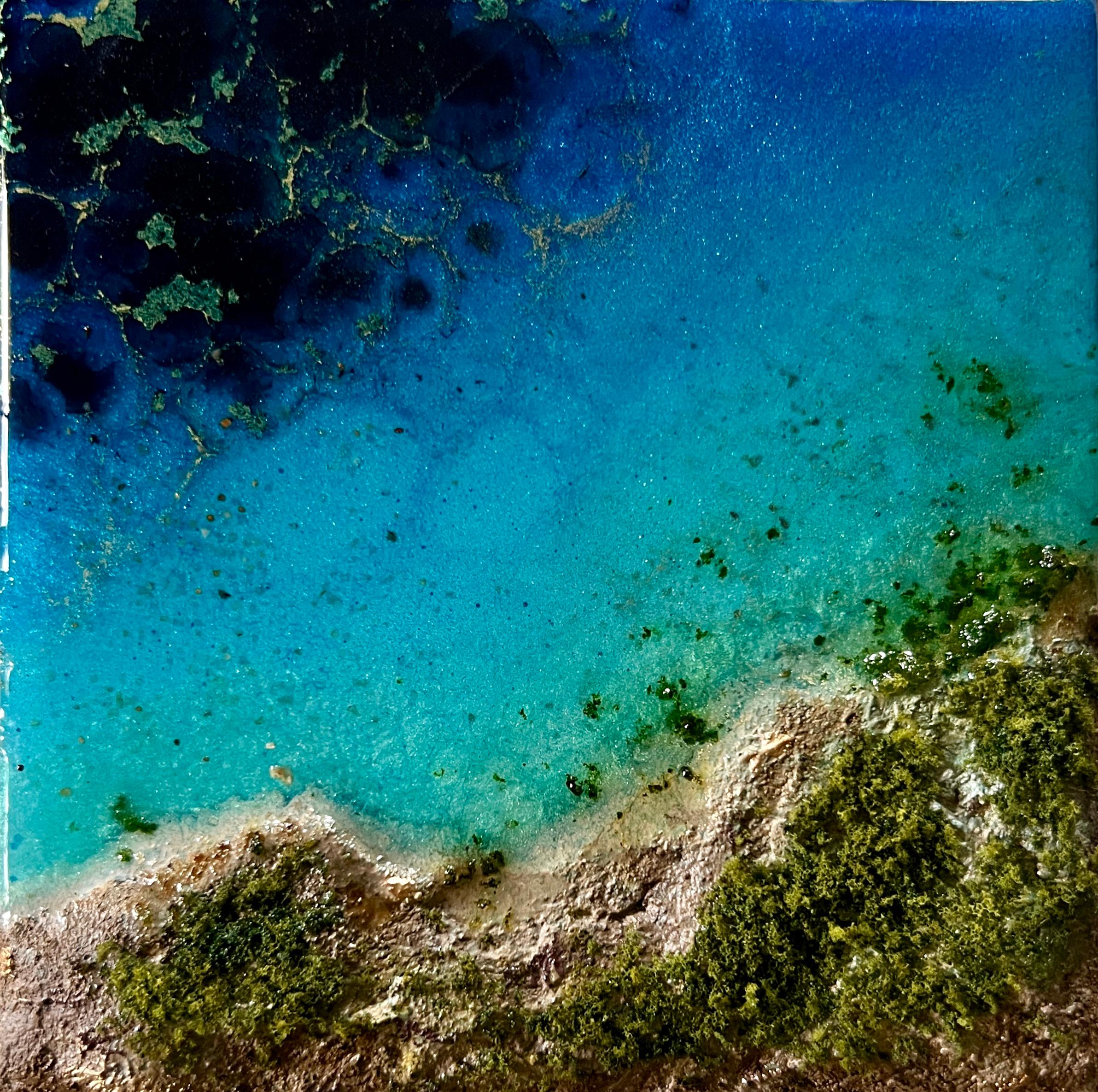 Flying Over the Ocean # 10" d'Ana Hefco (basée à Miami) est une œuvre originale réalisée à la main en résine teintée et en techniques mixtes sur panneau de bois. Cette pièce est encadrée et prête à être accrochée. 

Née et élevée à Bucarest en