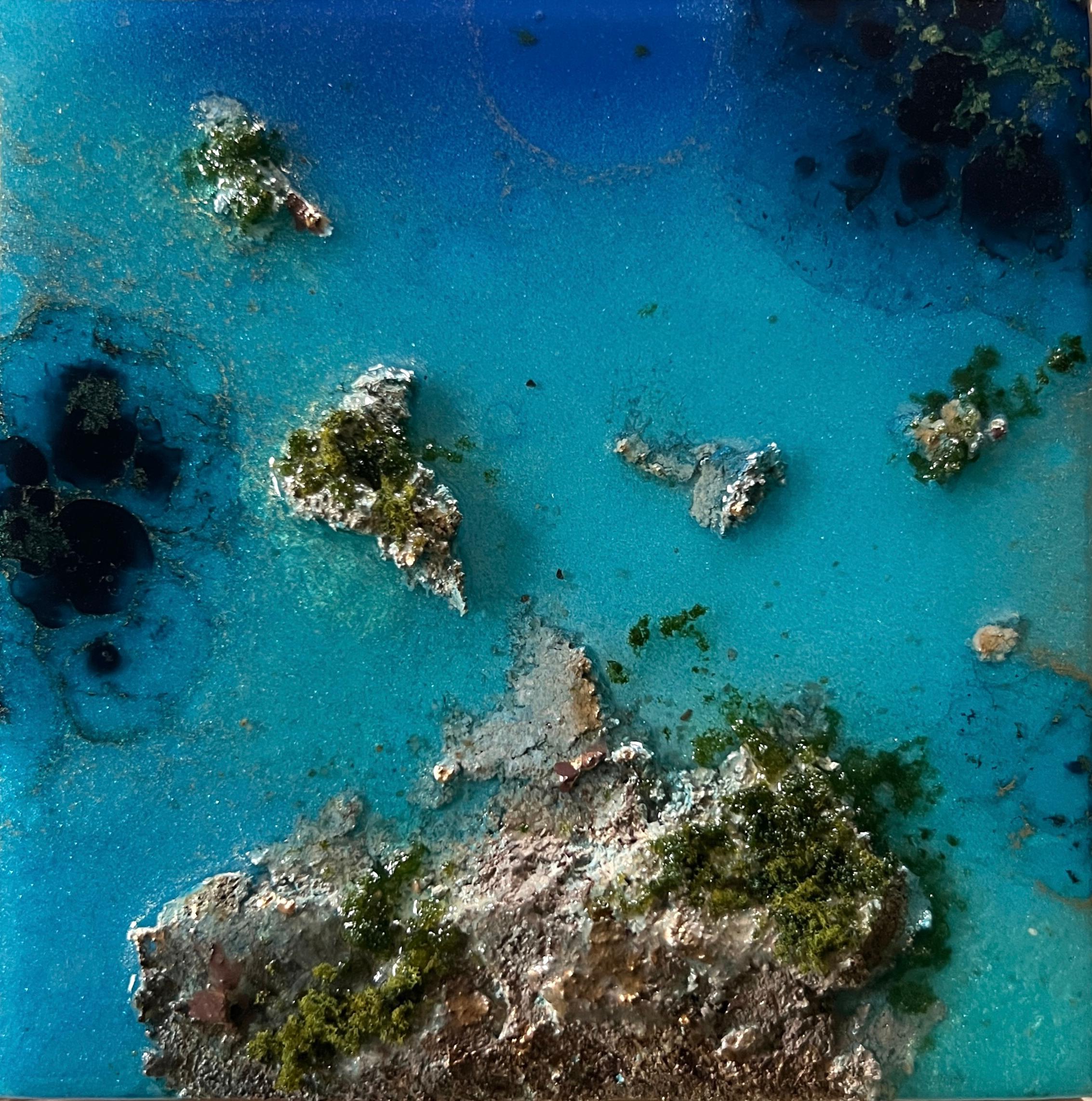 Flying Over the Ocean # 9" d'Ana Hefco (basée à Miami) est une œuvre originale réalisée à la main en résine teintée et en techniques mixtes sur panneau de bois. Cette pièce est encadrée et prête à être accrochée. 

Née et élevée à Bucarest en