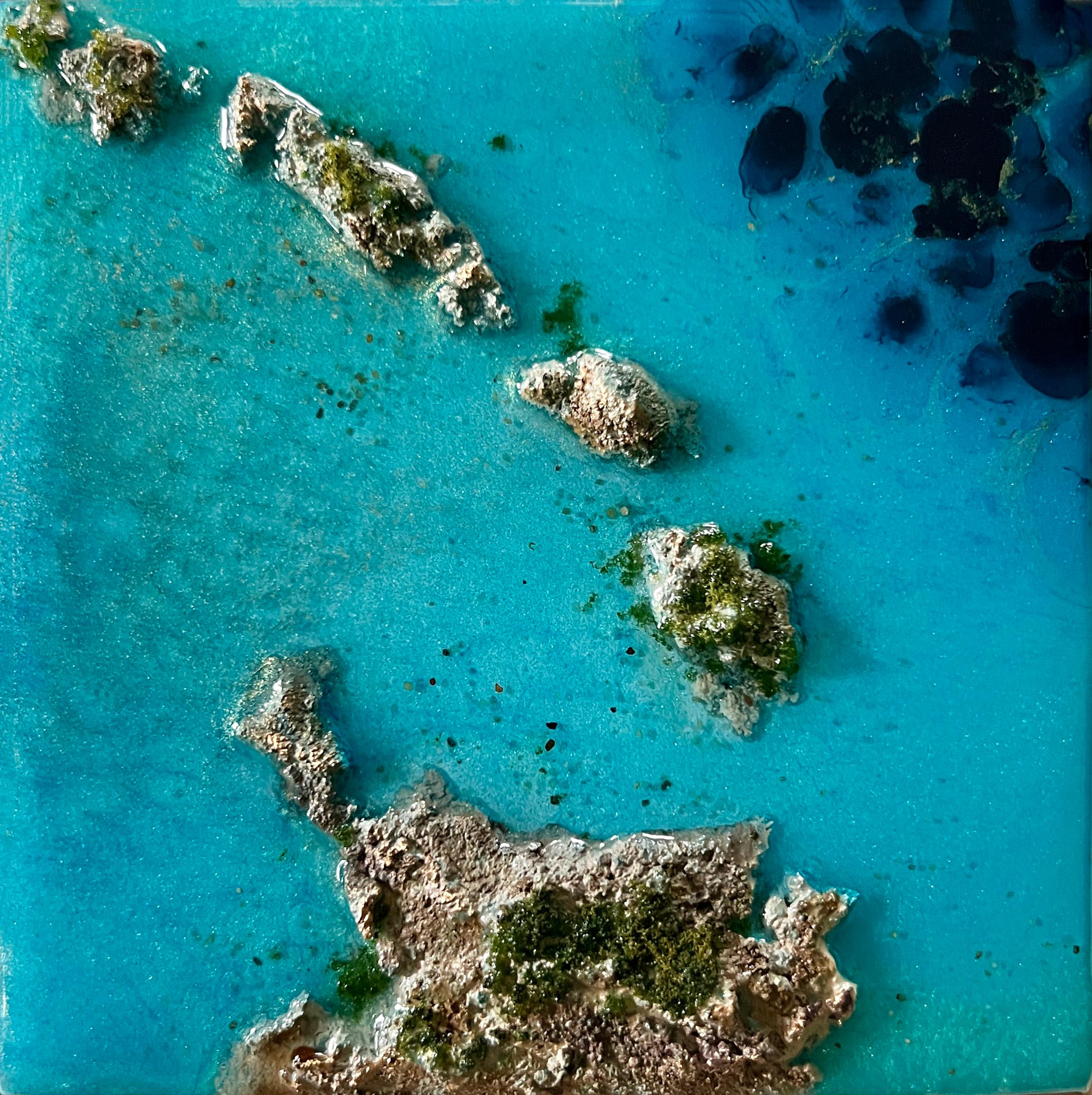 Flying Over the Ocean # 5" d'Ana Hefco (basée à Miami) est une œuvre originale réalisée à la main en résine teintée et en techniques mixtes sur panneau de bois. Cette pièce est encadrée et prête à être accrochée. 

Née et élevée à Bucarest en