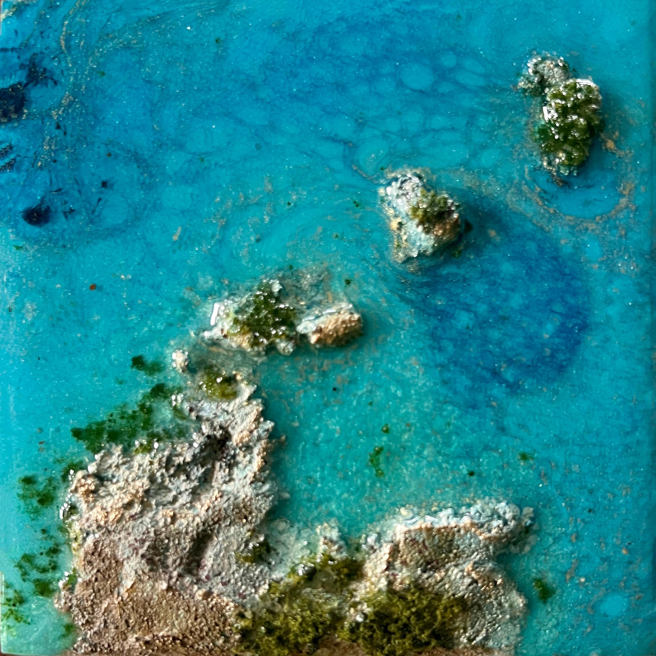 Flying Over the Ocean # 4" d'Ana Hefco (basée à Miami) est une œuvre originale réalisée à la main en résine teintée et en techniques mixtes sur panneau de bois. Cette pièce est encadrée et prête à être accrochée. 

Née et élevée à Bucarest en