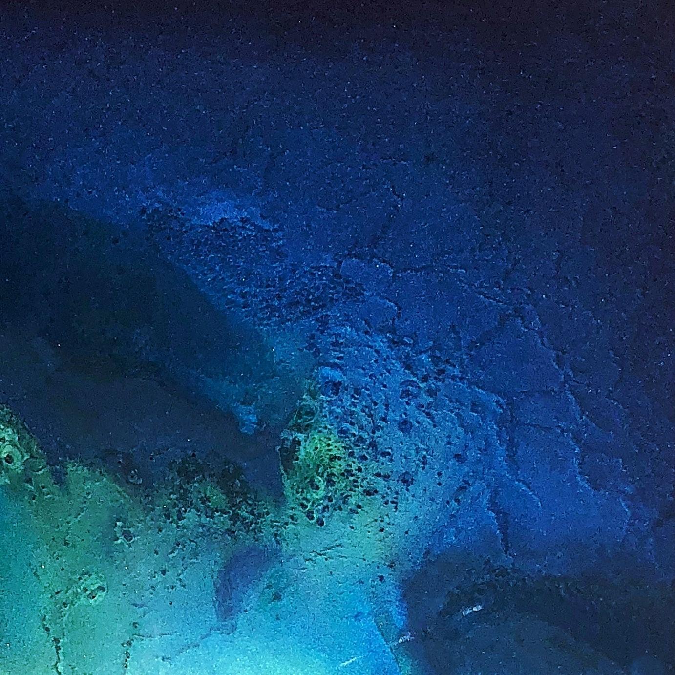 « Light Within », vue aérienne de l'océan bleu sarcelle luminescente d'Ana Hefco en vente 3