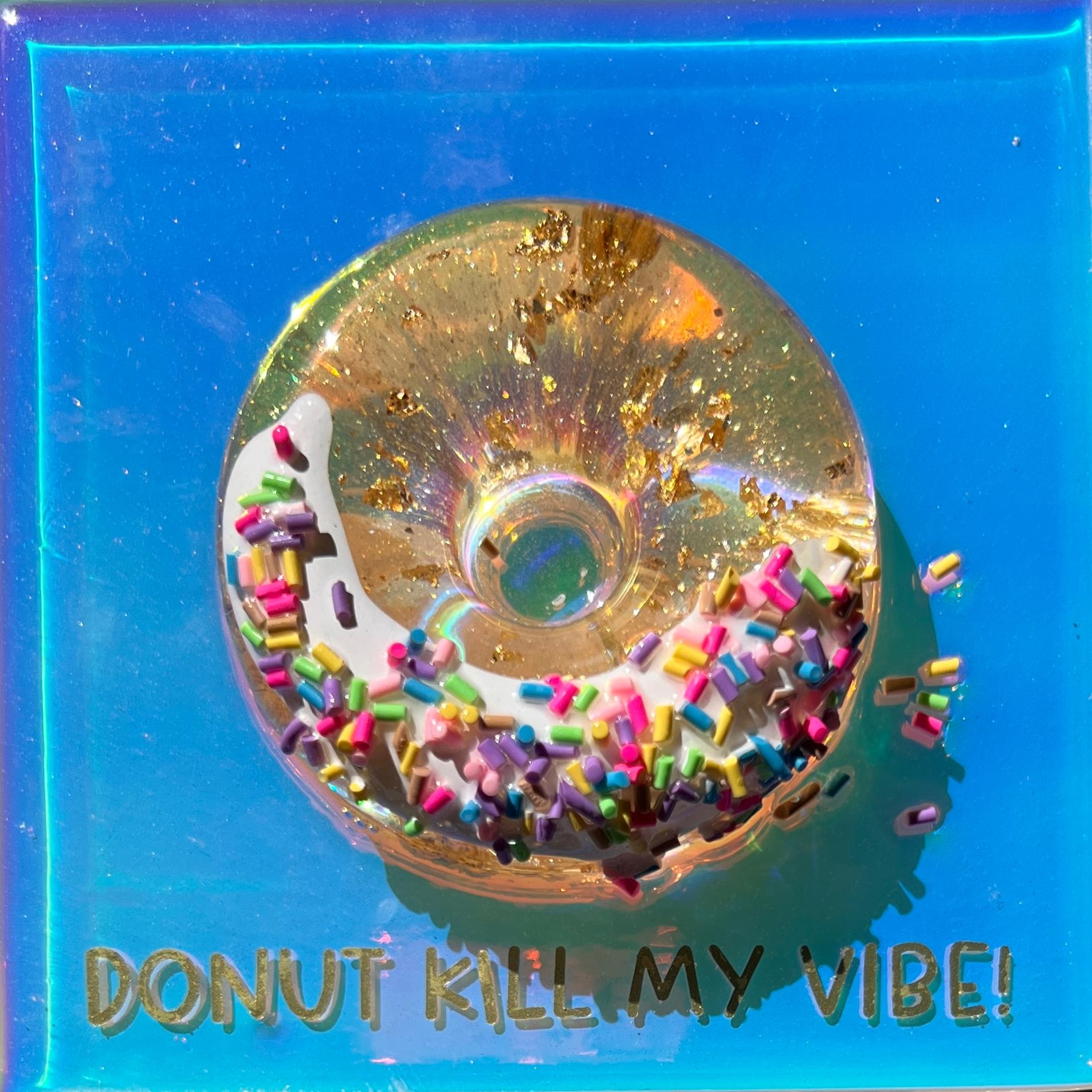 L'œuvre d'Ana Hefco (basée à Miami) "S Donut Kill My Vibe #6" est une œuvre originale réalisée à la main en résine teintée et en techniques mixtes sur panneau de bois. Cette pièce n'est pas encadrée et est prête à être accrochée. 

Née et élevée à