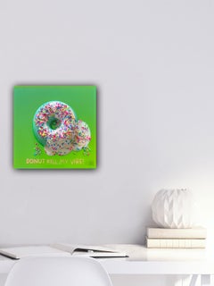 "S Donut Kill My Vibe #3", ciambella 3D fluorescente di Ana Hefco
