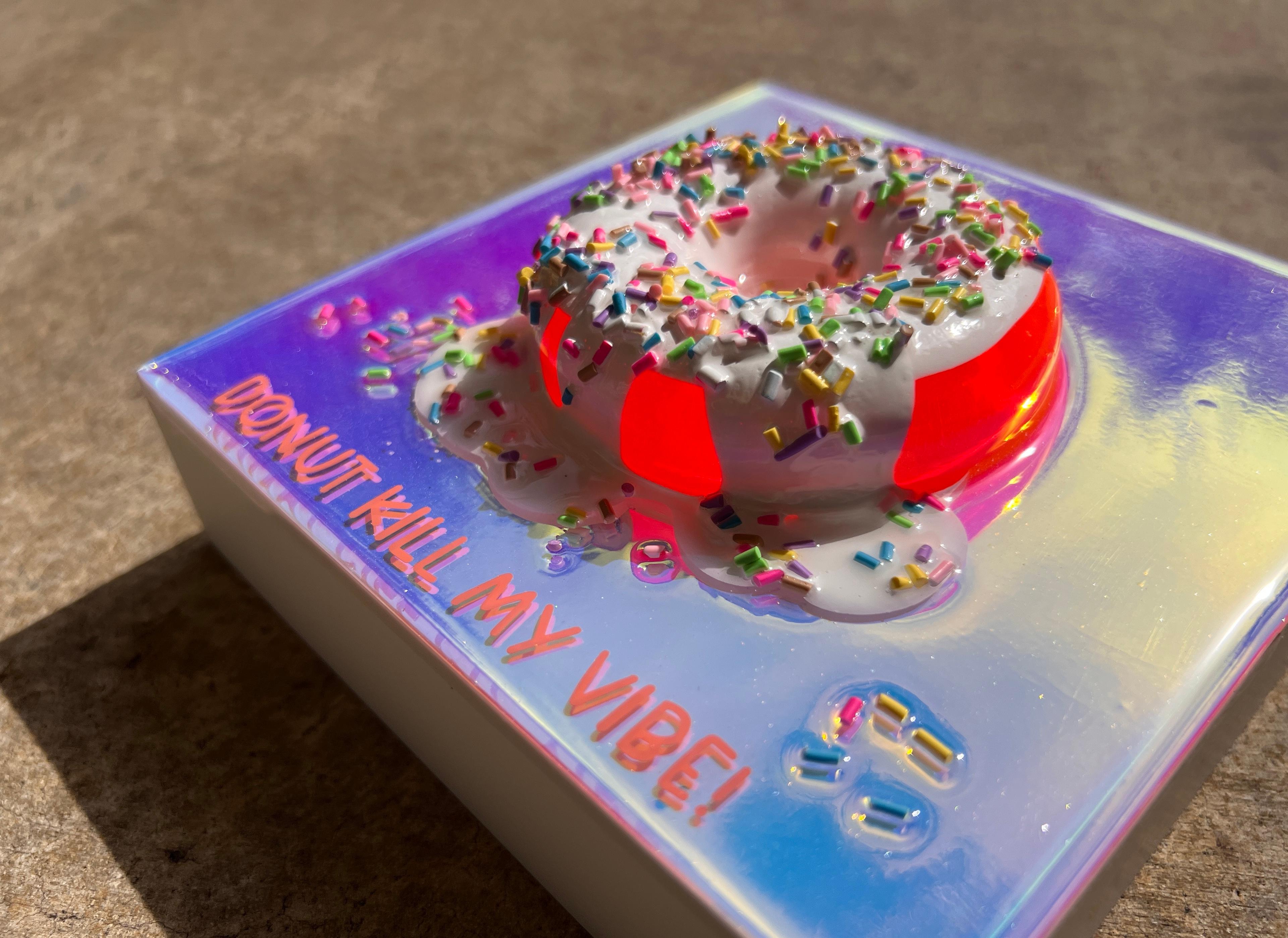 « S Donut Kill My Vibe #2 », Florescent Donut 3D Donut par Ana Hefco en vente 4