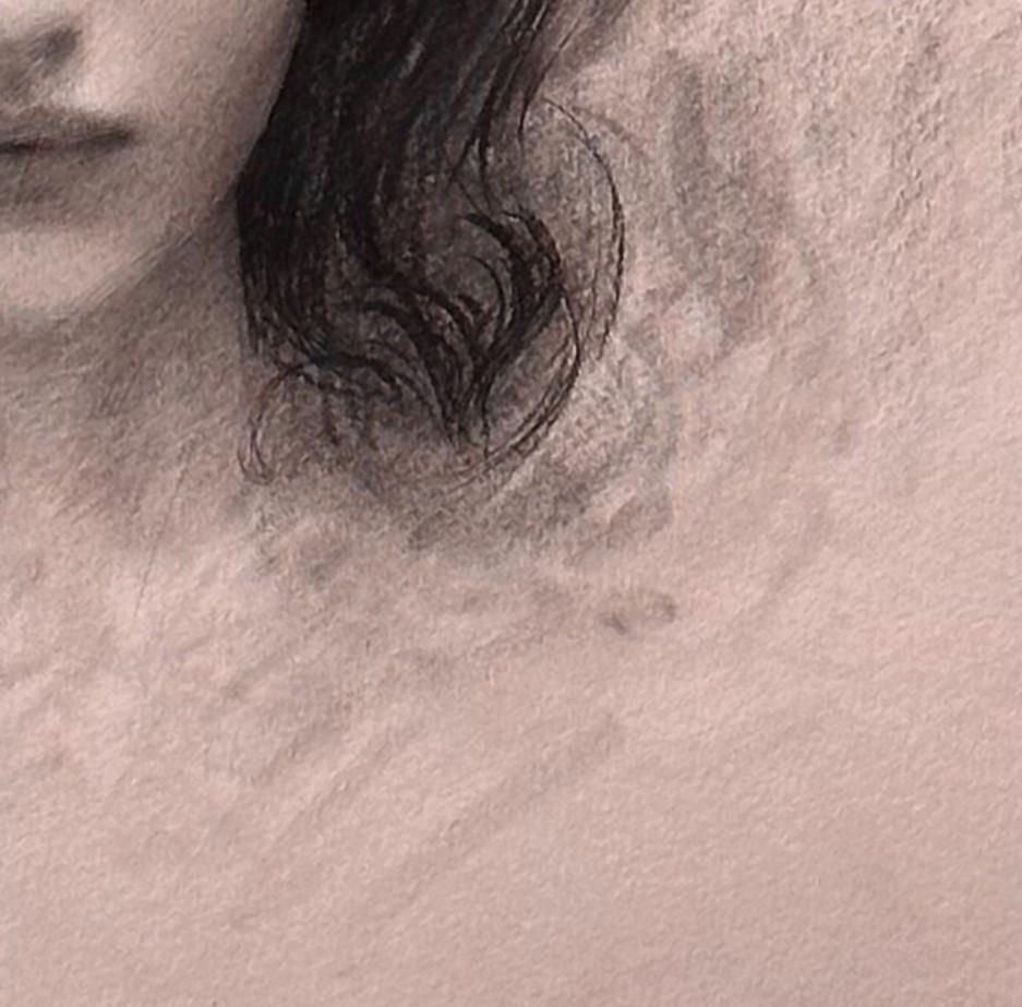 « Portrait d'une jeune fille au fusain » (2023) de Bunyod Suvonov, dessin original en vente 4