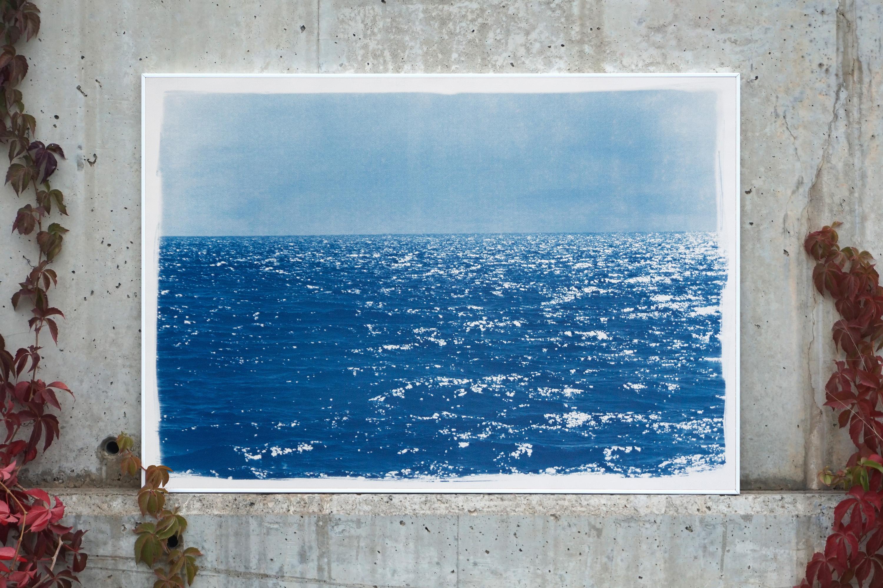 Cyanotype bleu côtier d'un paysage marin de jour, vagues froides, peinture nautique ShORE - Réalisme Print par Kind of Cyan