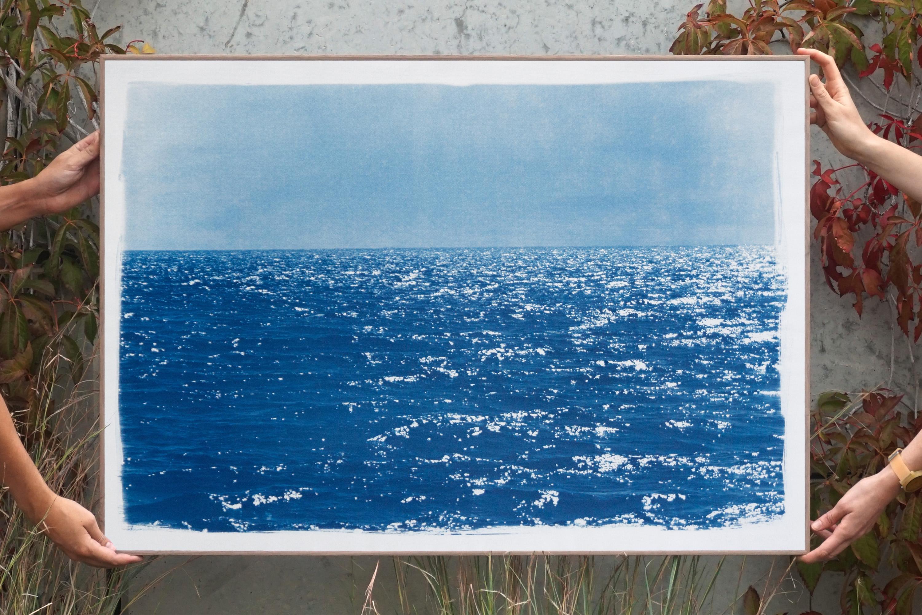 Cyanotype bleu côtier d'un paysage marin de jour, vagues froides, peinture nautique ShORE - Bleu Landscape Print par Kind of Cyan