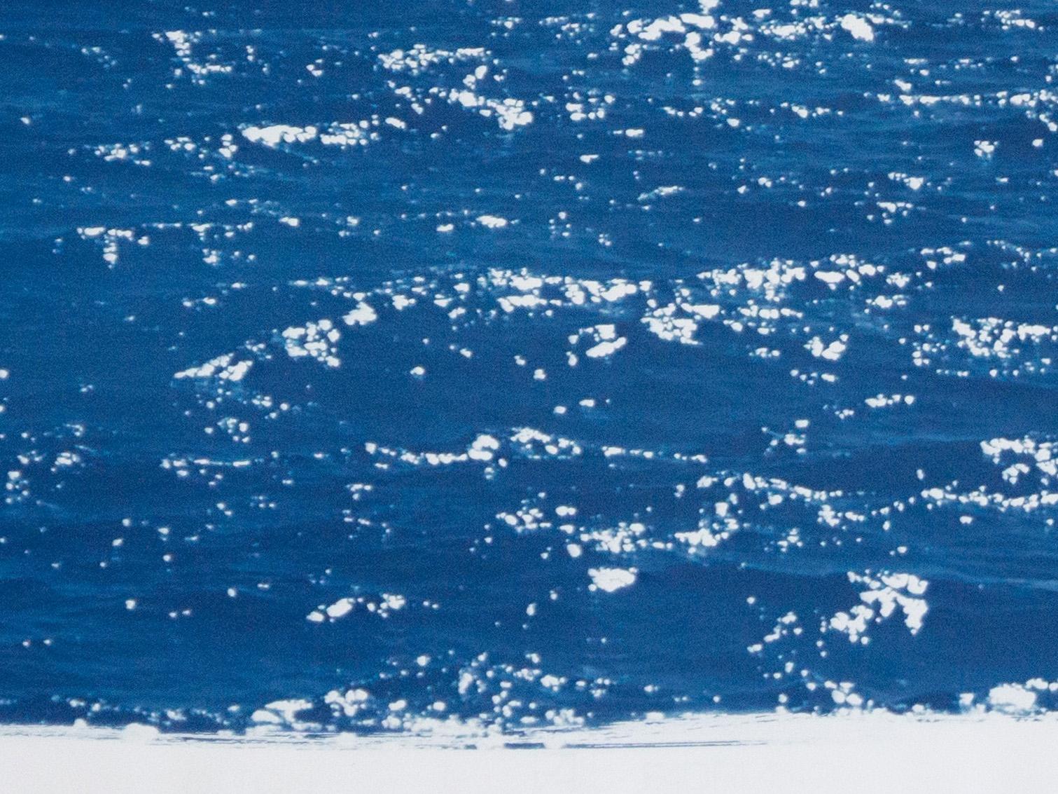 Cyanotype bleu côtier d'un paysage marin de jour, vagues froides, peinture nautique ShORE en vente 1
