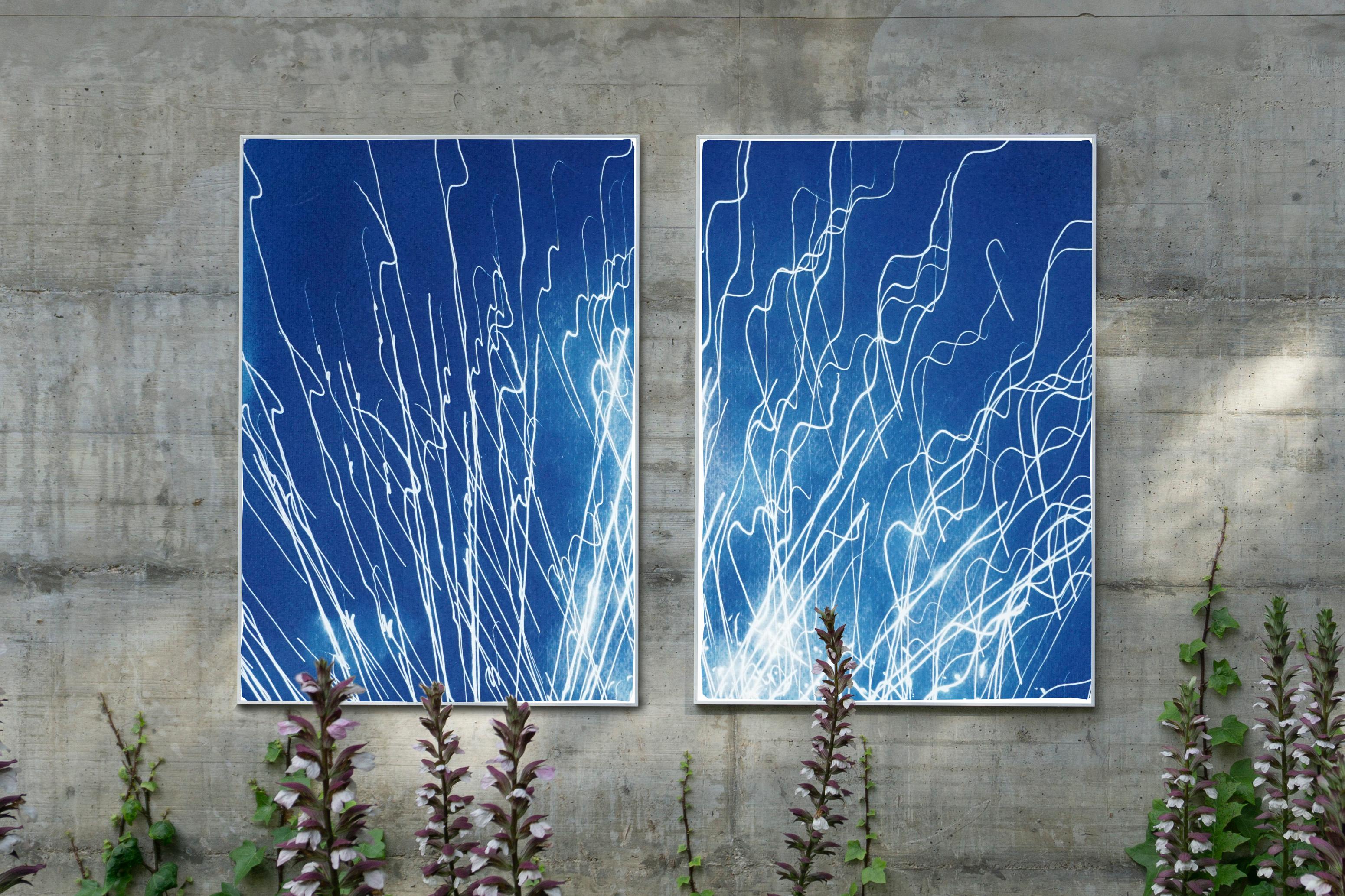 Feuerwerksleuchten in himmelblauem Diptychon, handgefertigte Cyanotypie auf Aquarellpapier,  (Expressionismus), Print, von Kind of Cyan