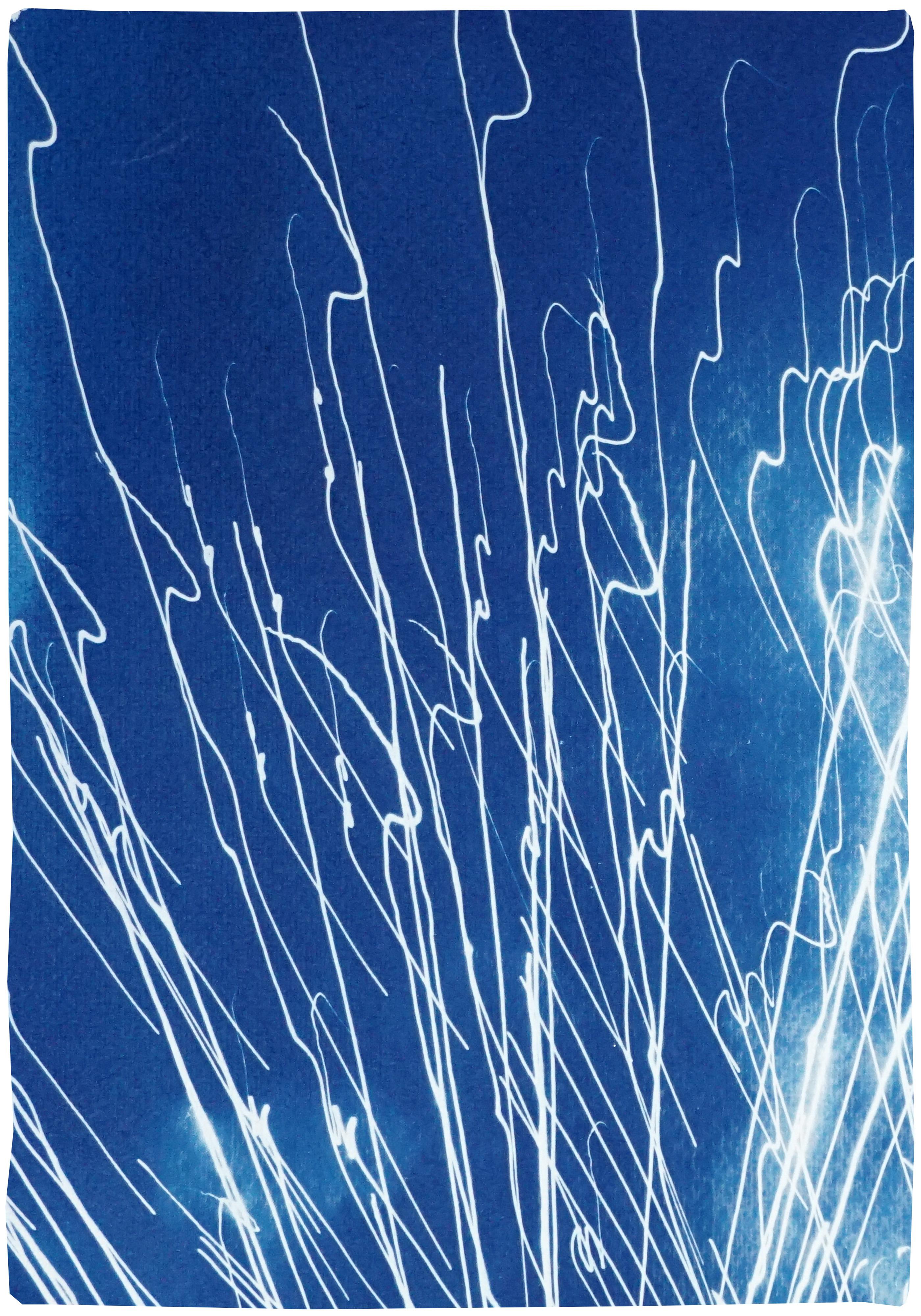 Feuerwerksleuchten in himmelblauem Diptychon, handgefertigte Cyanotypie auf Aquarellpapier,  (Blau), Landscape Print, von Kind of Cyan