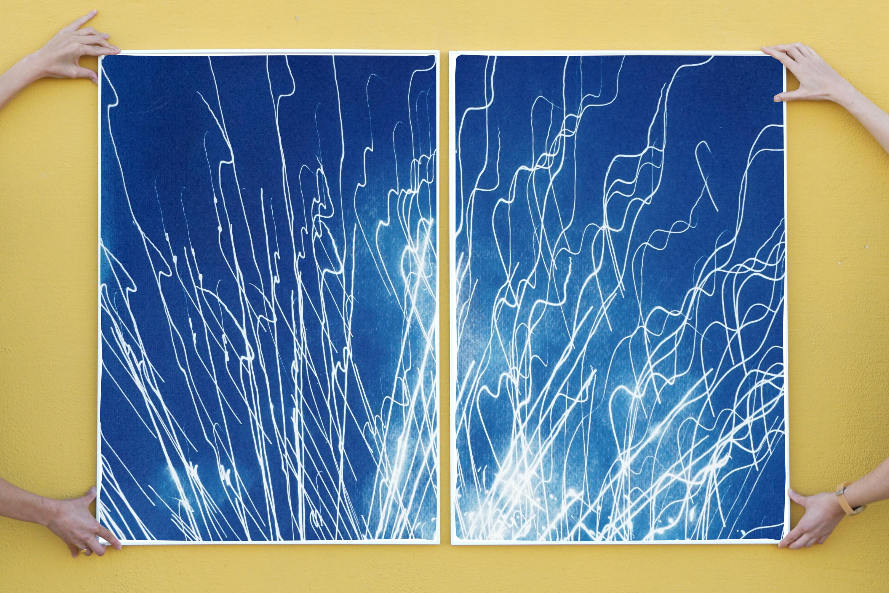 Feuerwerksleuchten in himmelblauem Diptychon, handgefertigte Cyanotypie auf Aquarellpapier,  im Angebot 1