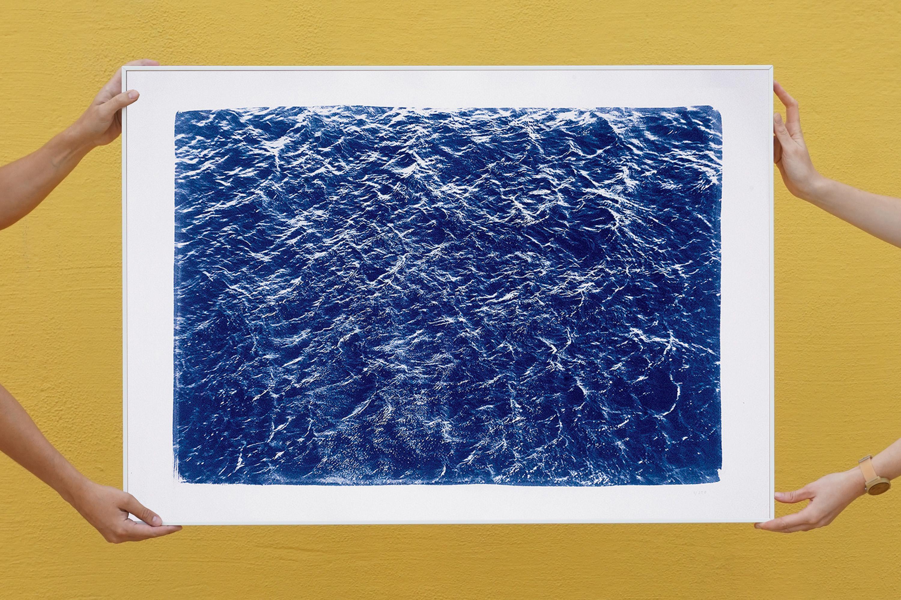 Actuels de l'océan Pacifique, paysage marin cyanotype fait à la main en bleu, paysage de vagues  - Violet Abstract Drawing par Kind of Cyan