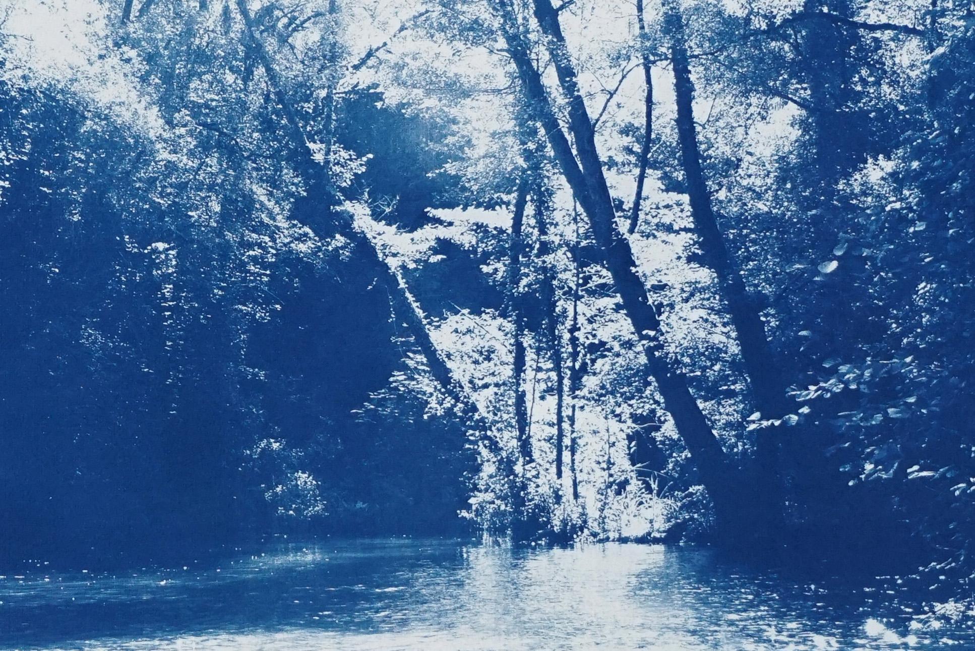 Romantische romantische Landschaft des skandinavischen bezaubernden Waldes, Zyanotyp mit großem Seedruck (Blau), Landscape Art, von Kind of Cyan