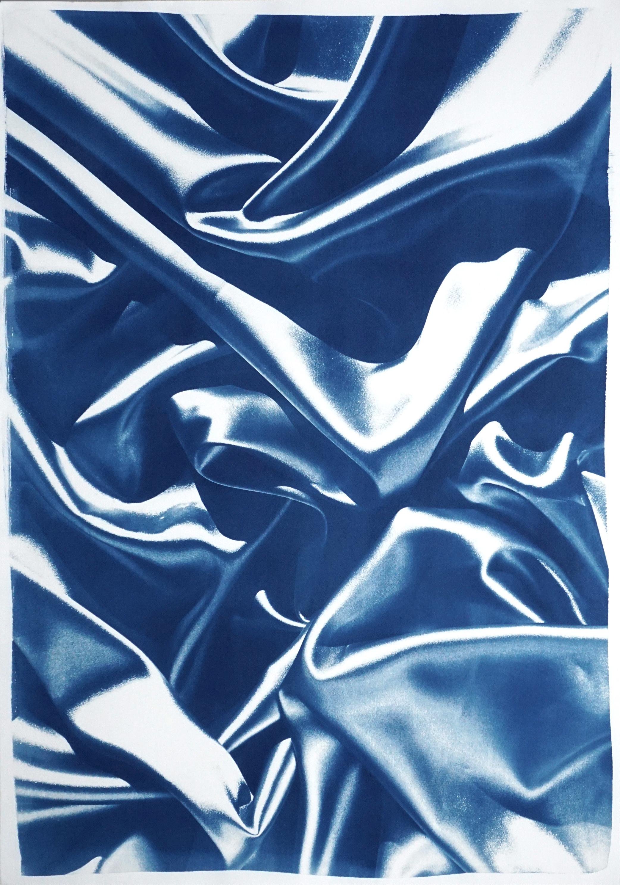 Marbre sculpté bleu classique, très grand tirage cyanotype, soie abstraite 