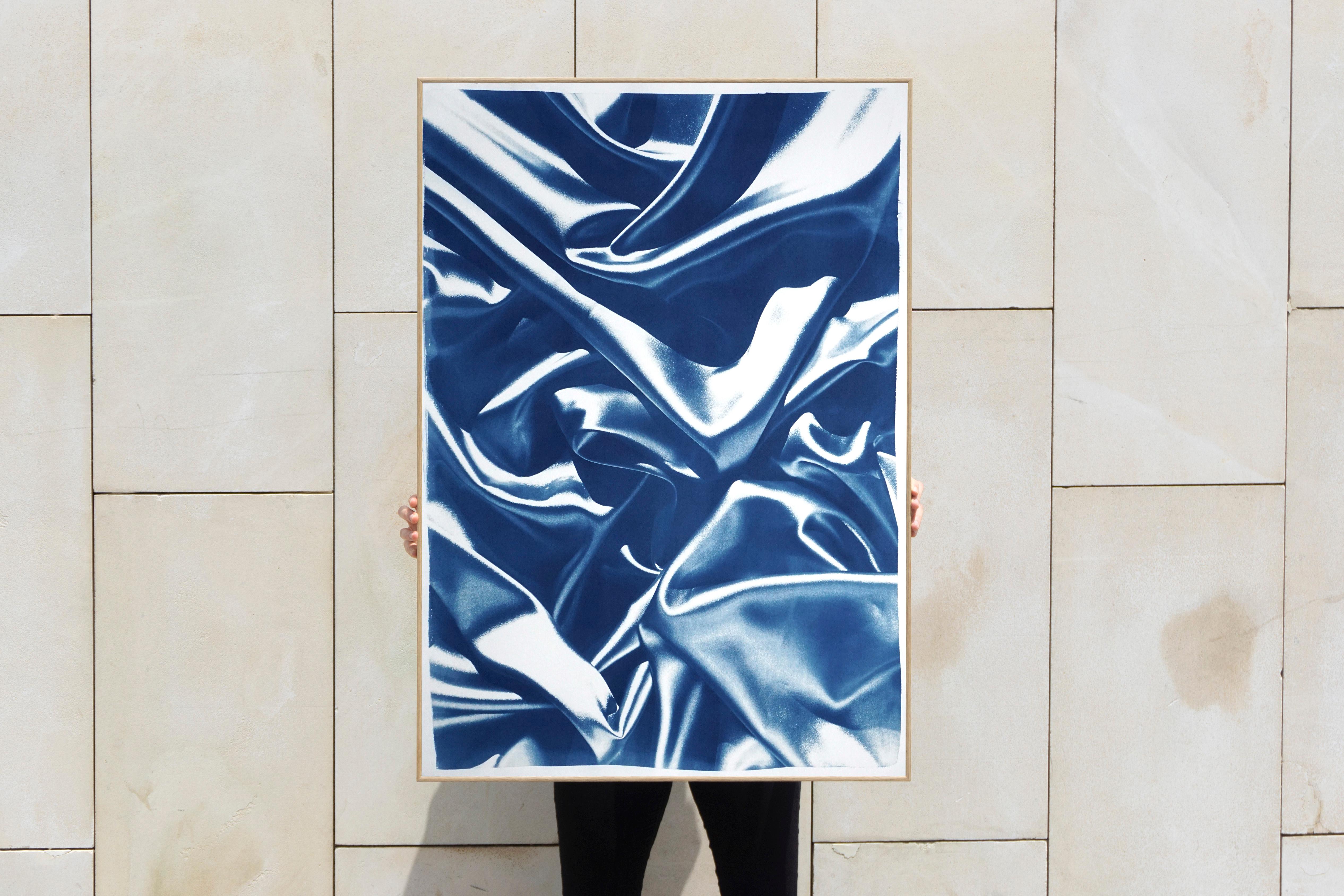 Skulpturaler Marmor in klassischem Blau, extra großer Zyanotyp-Druck, Abstrakte Seide  – Art von Kind of Cyan