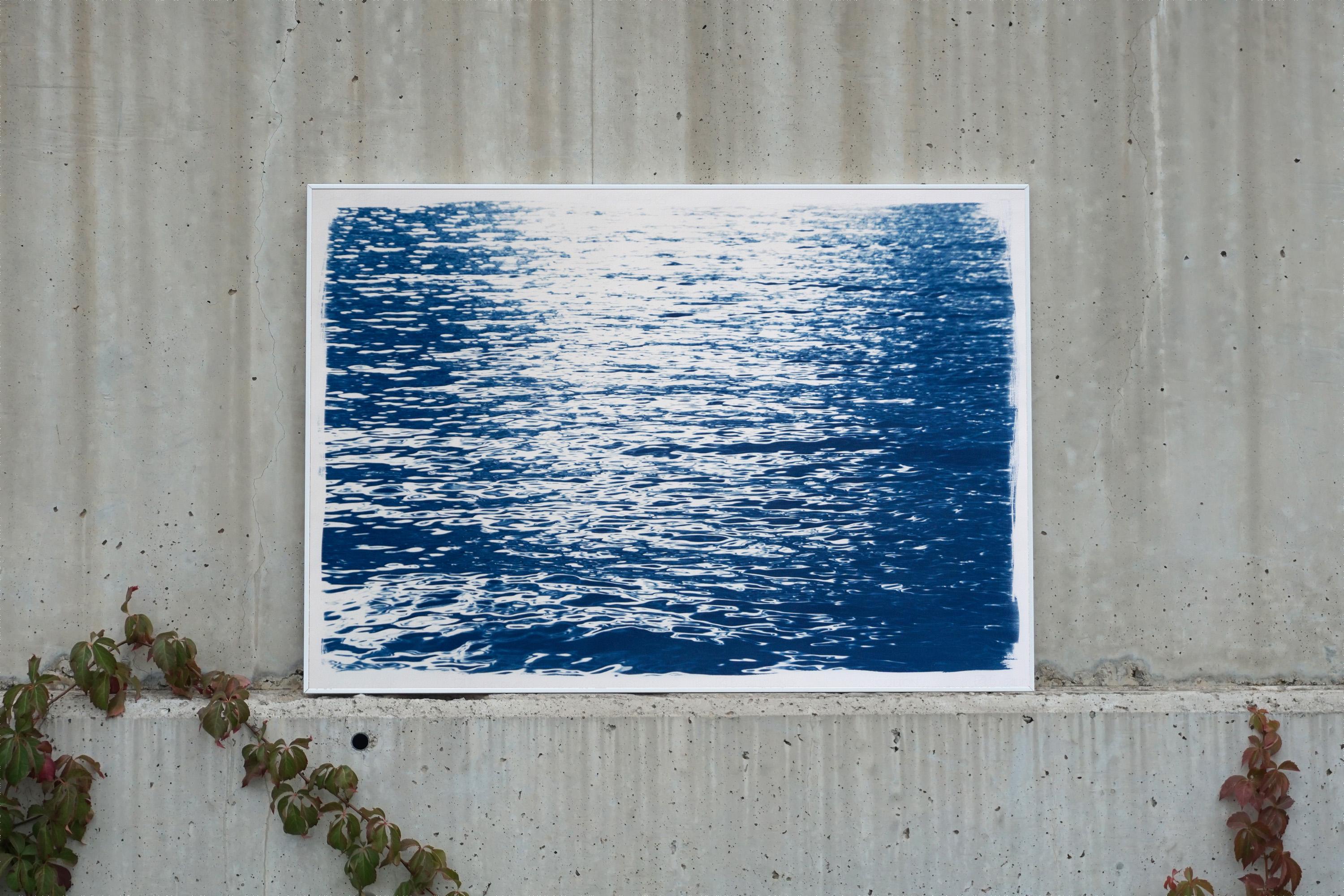 Les ondulations bleues abstraites sous la lumière de lune, cyanotype contemporain, reflets d'eau - Art de Kind of Cyan