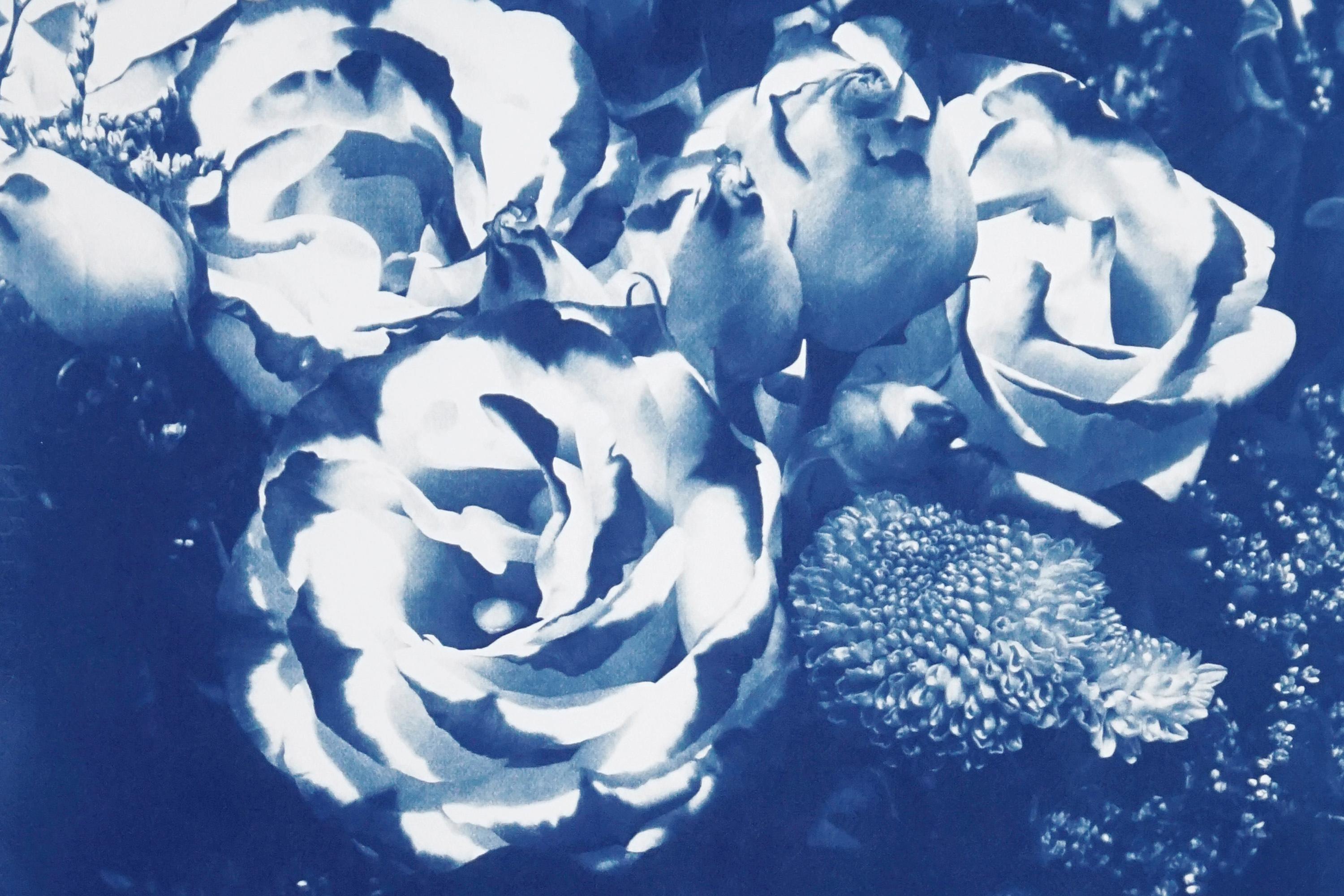 Cyanotype botanique, bouquet de fleurs bleues, grand cyanotype de roses sauvages, aquarelle - Baroque Print par Kind of Cyan