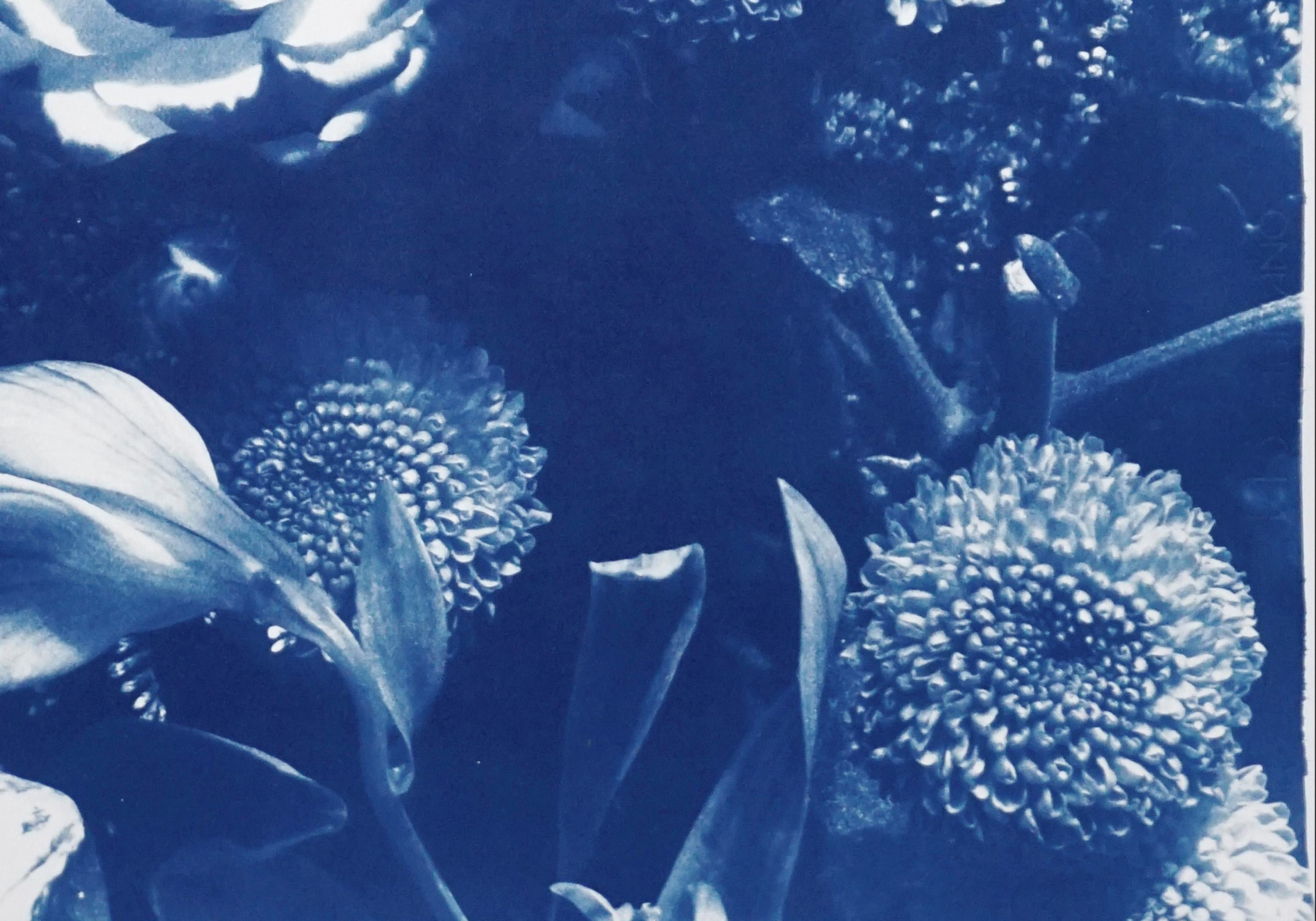 Cyanotype botanique, bouquet de fleurs bleues, grand cyanotype de roses sauvages, aquarelle - Bleu Landscape Print par Kind of Cyan