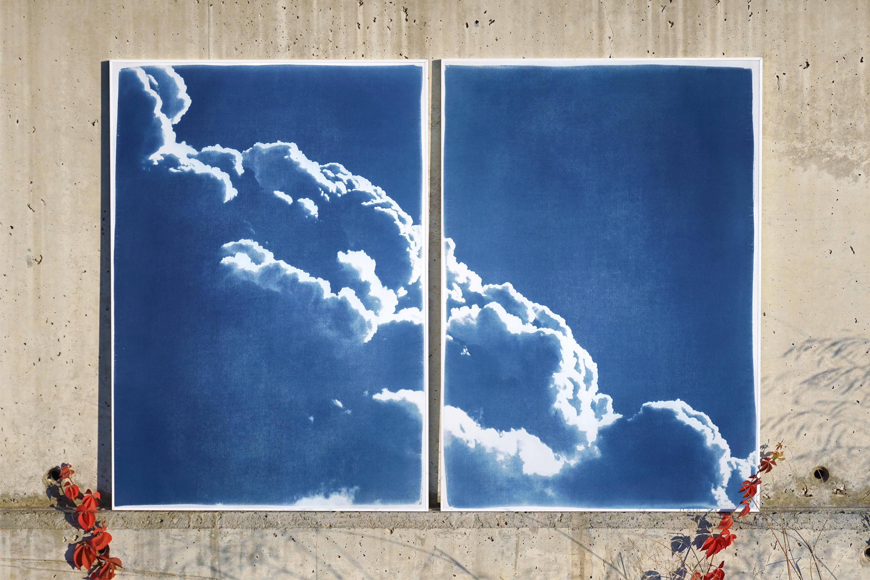 Diptychon aus schwebenden Wolken, blaue Töne Himmelssszene, Zyanotyp-Druck in seidenformen (Realismus), Photograph, von Kind of Cyan