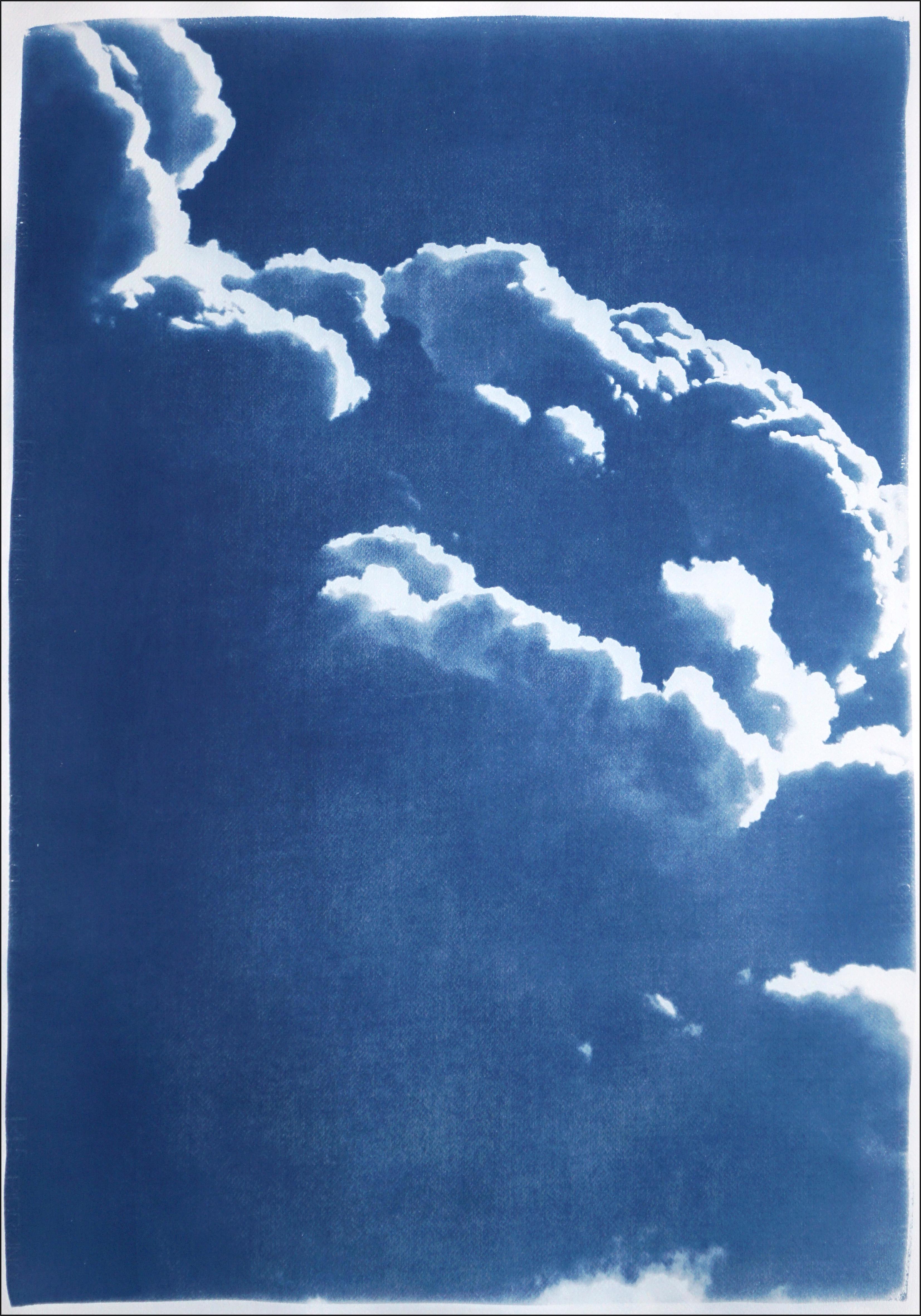 Diptychon aus schwebenden Wolken, blaue Töne Himmelssszene, Zyanotyp-Druck in seidenformen (Blau), Color Photograph, von Kind of Cyan