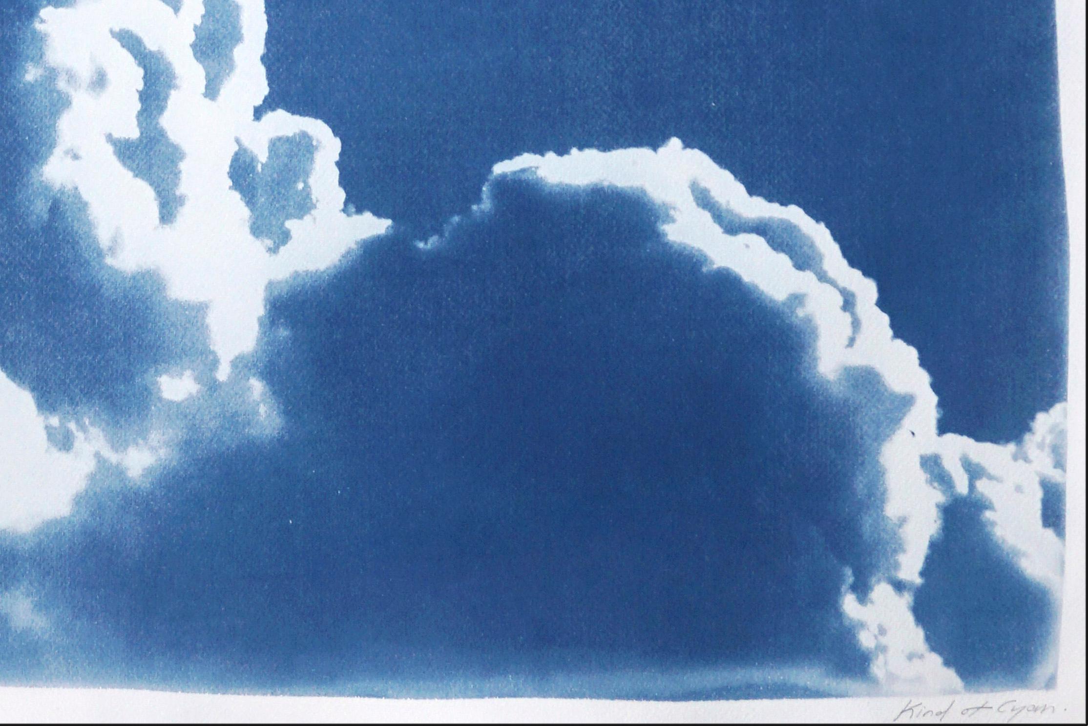 Diptyque de nuages flottants aux tons bleus, cyanotype de scène de ciel aux formes soyeuses en vente 2