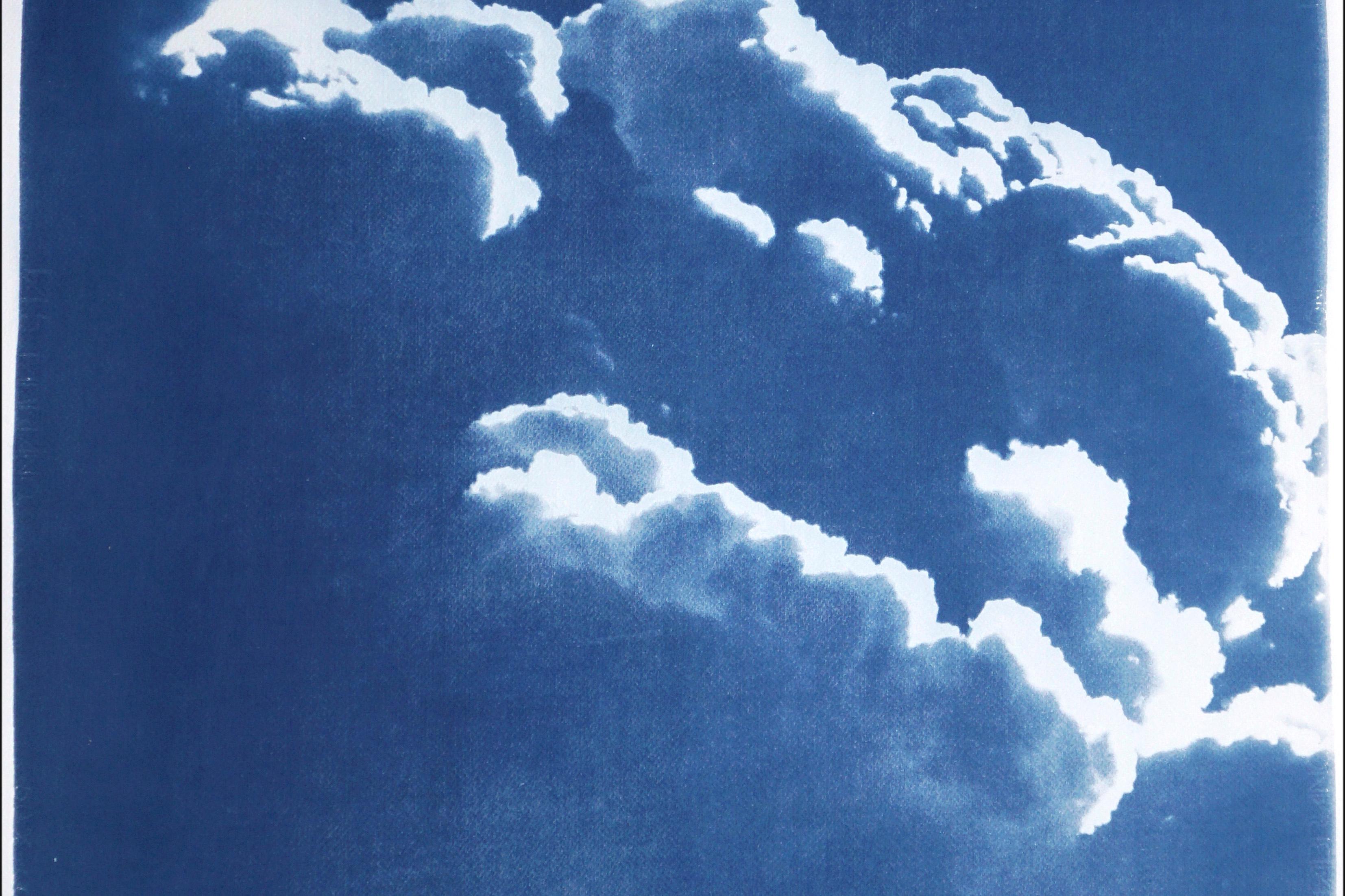 Diptyque de nuages flottants aux tons bleus, cyanotype de scène de ciel aux formes soyeuses en vente 3