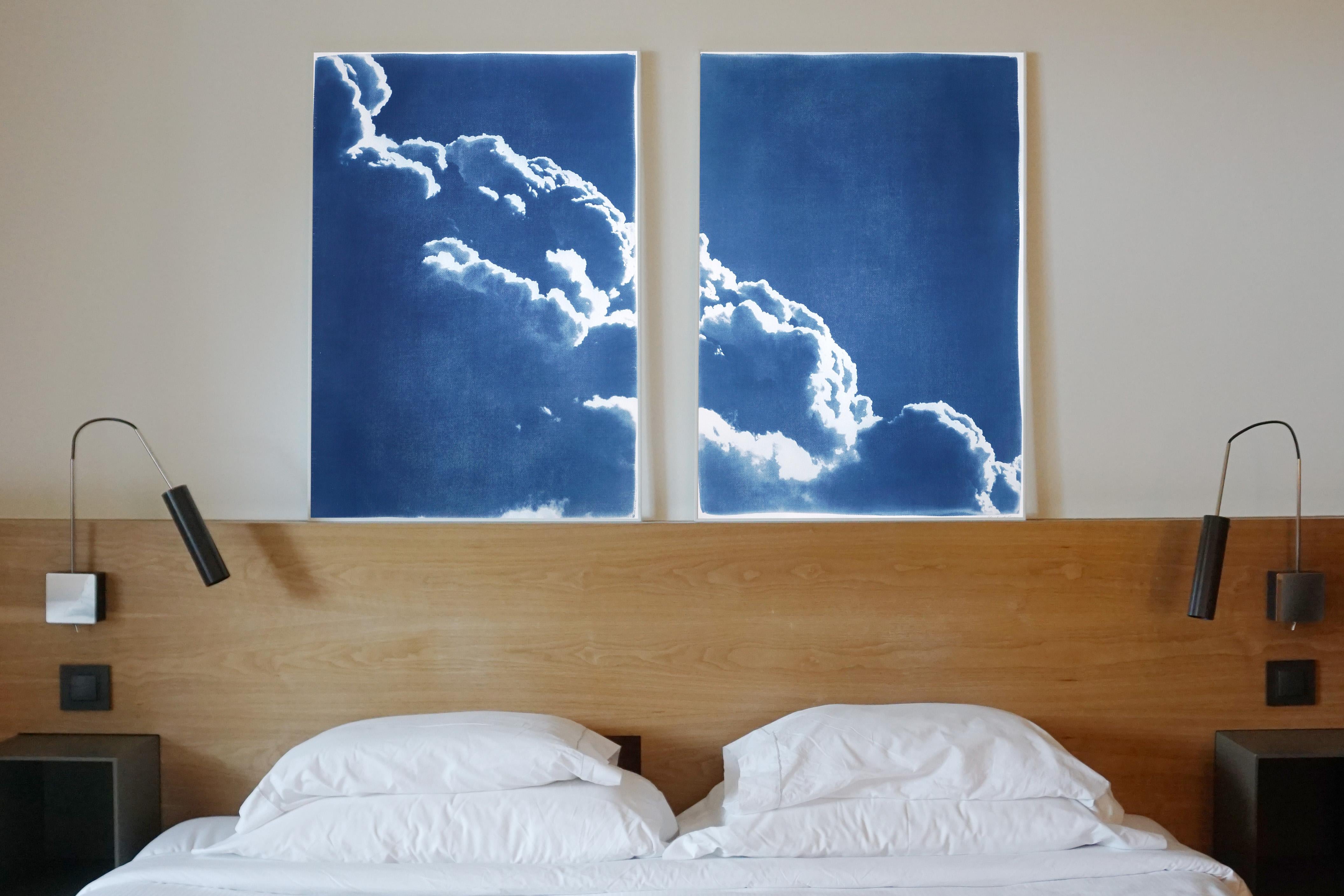Diptyque de nuages flottants aux tons bleus, cyanotype de scène de ciel aux formes soyeuses en vente 4