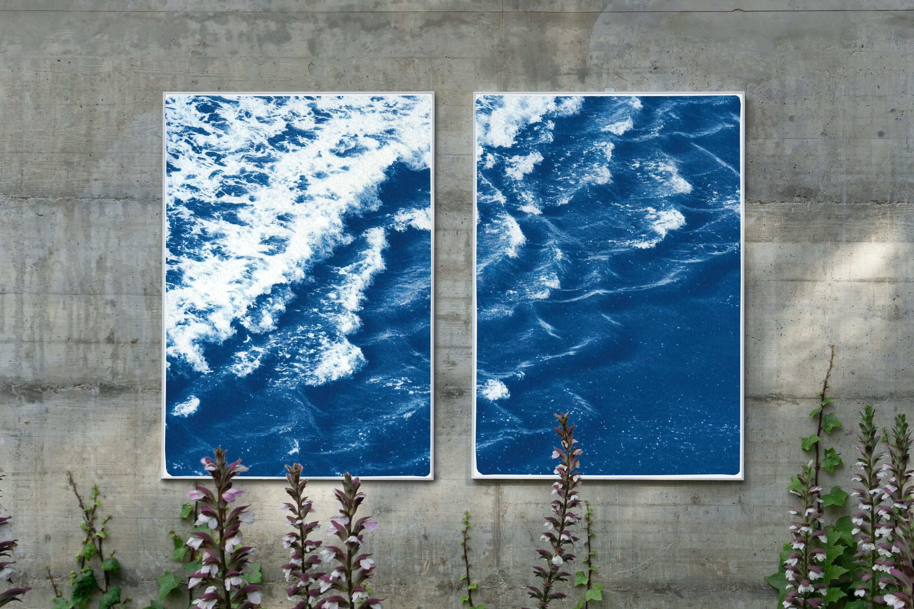 Blaue Rolling Waves off Sidney, Meereslandschaft Diptychon Cyanotype, Australian Coast Surf – Print von Kind of Cyan