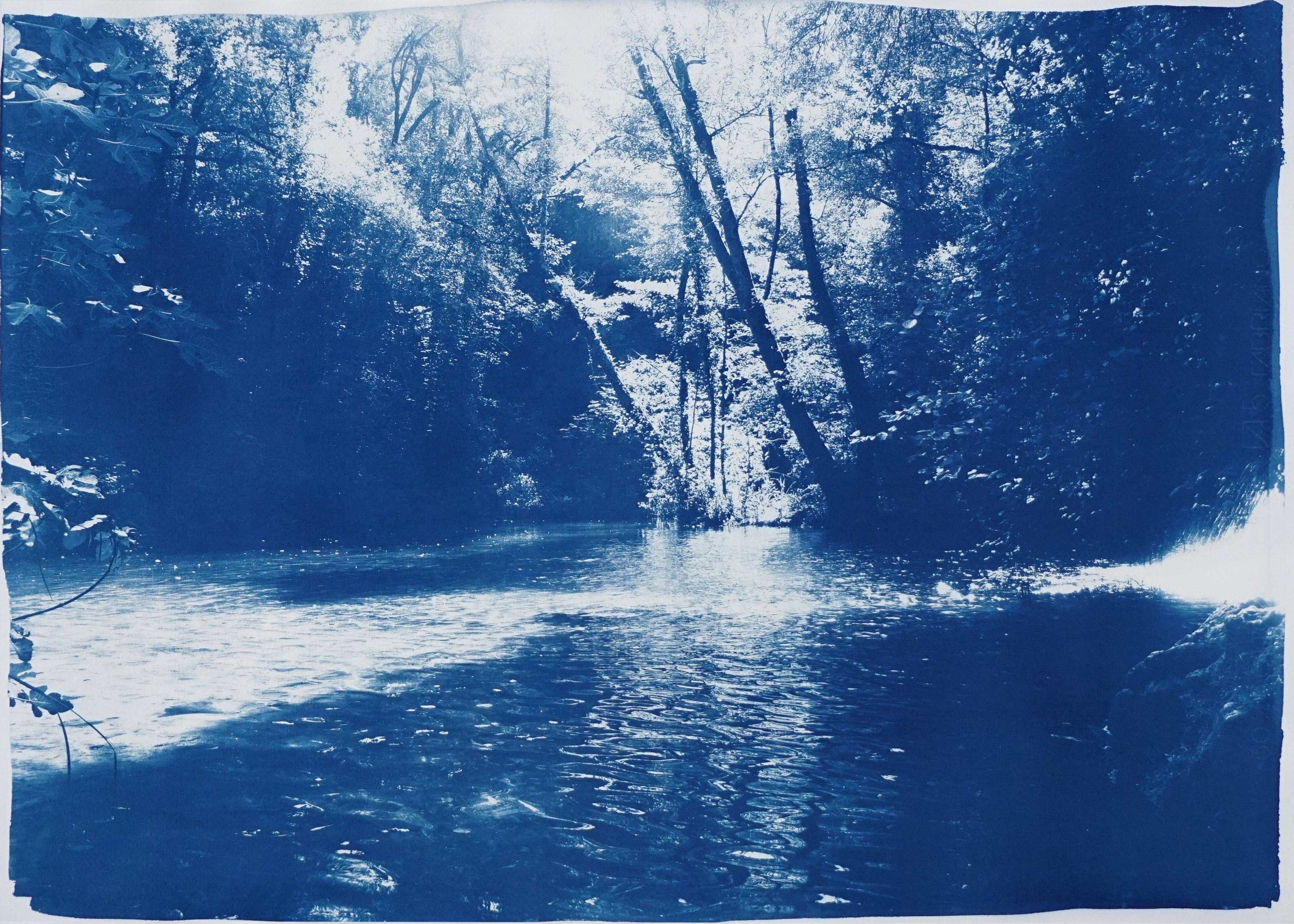 Paysage romantique de la forêt enchantée scandinave, grand cyanotype imprimé de lac