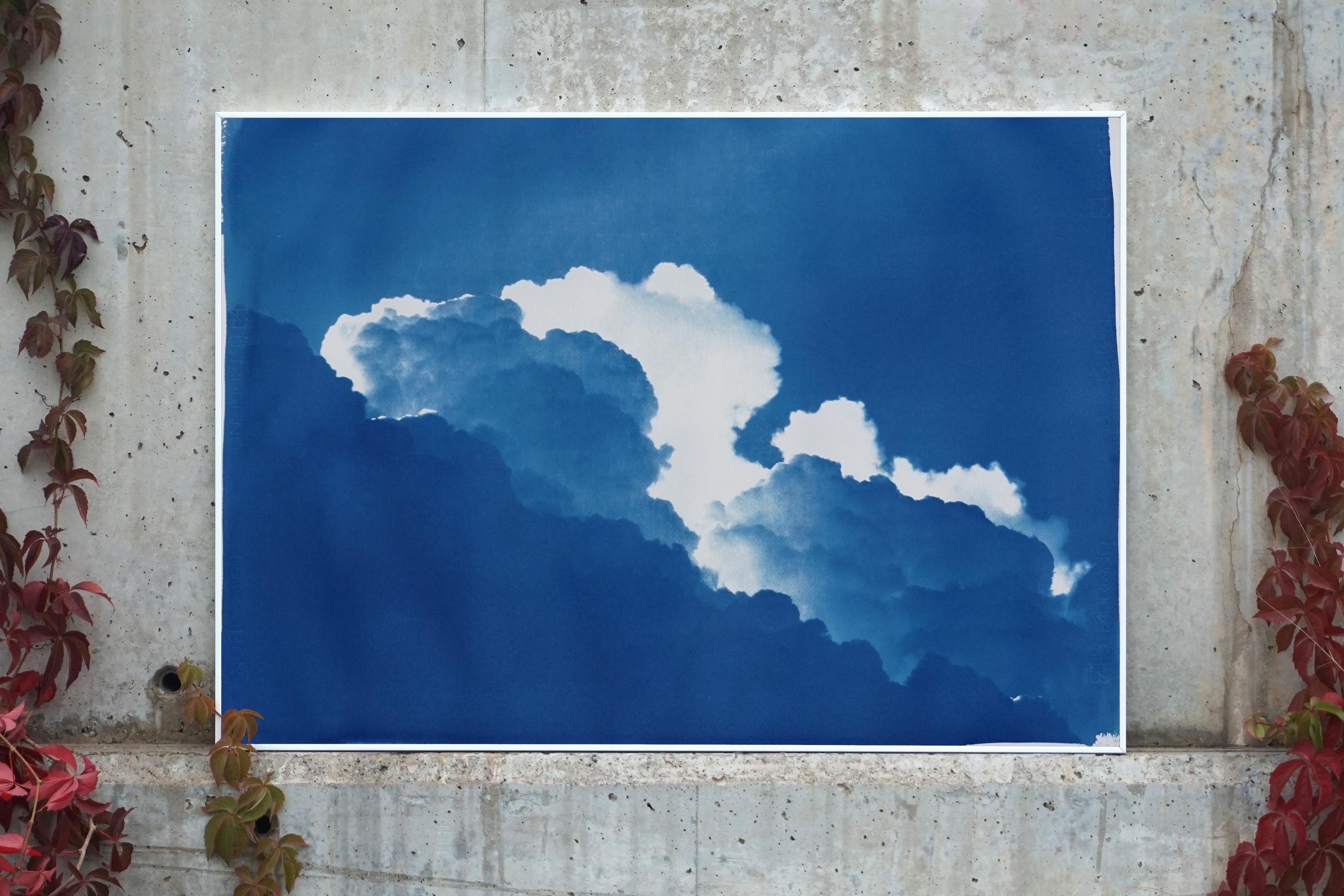 Nuvole azzurre,  Paesaggio stampato in cianotipia con toni blu, paesaggio contemporaneo - Art di Kind of Cyan