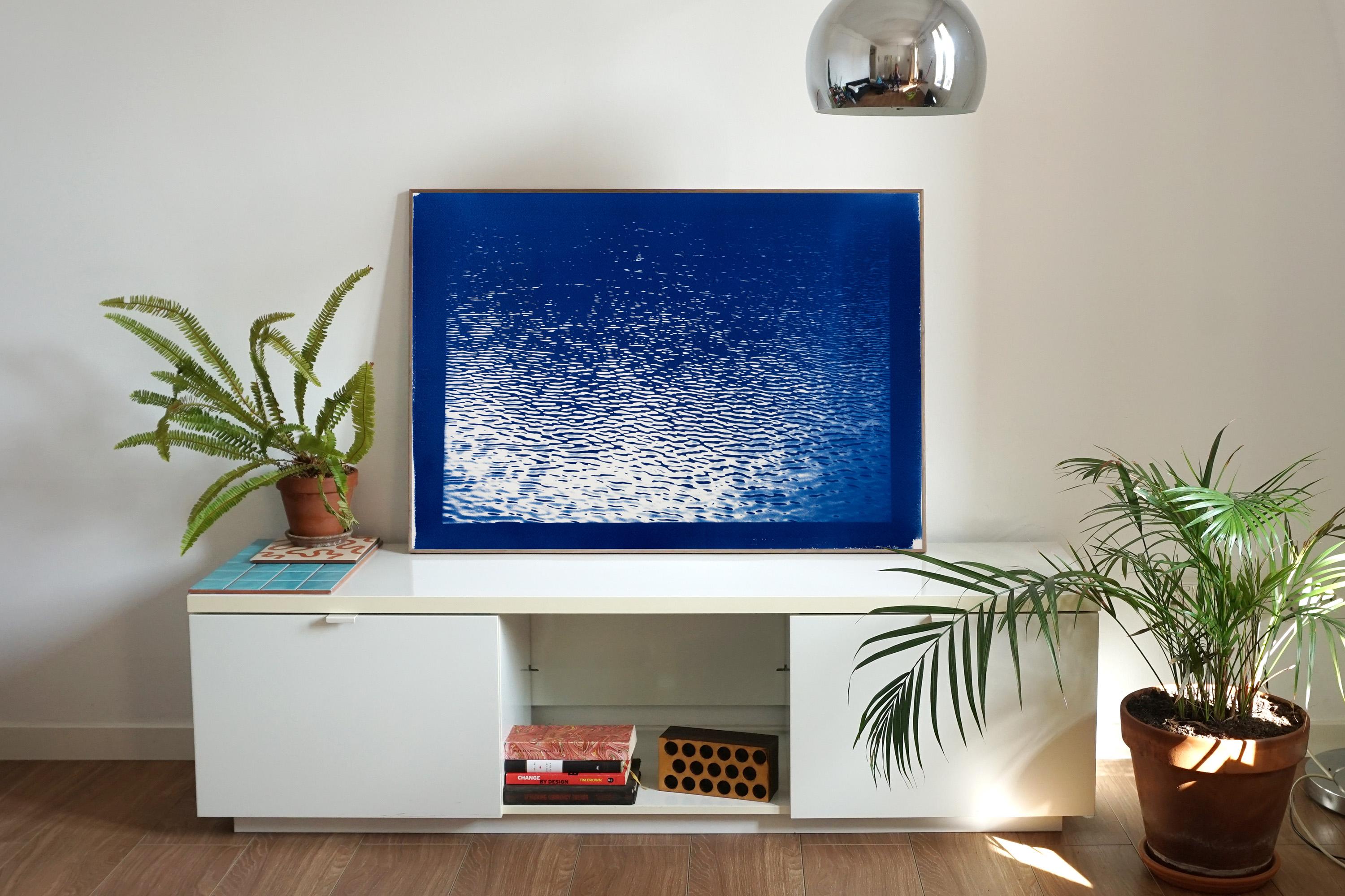 Panorama del lago Tahoe, paesaggio nautico in cianotipia blu, arte acquatica minimale - Art di Kind of Cyan