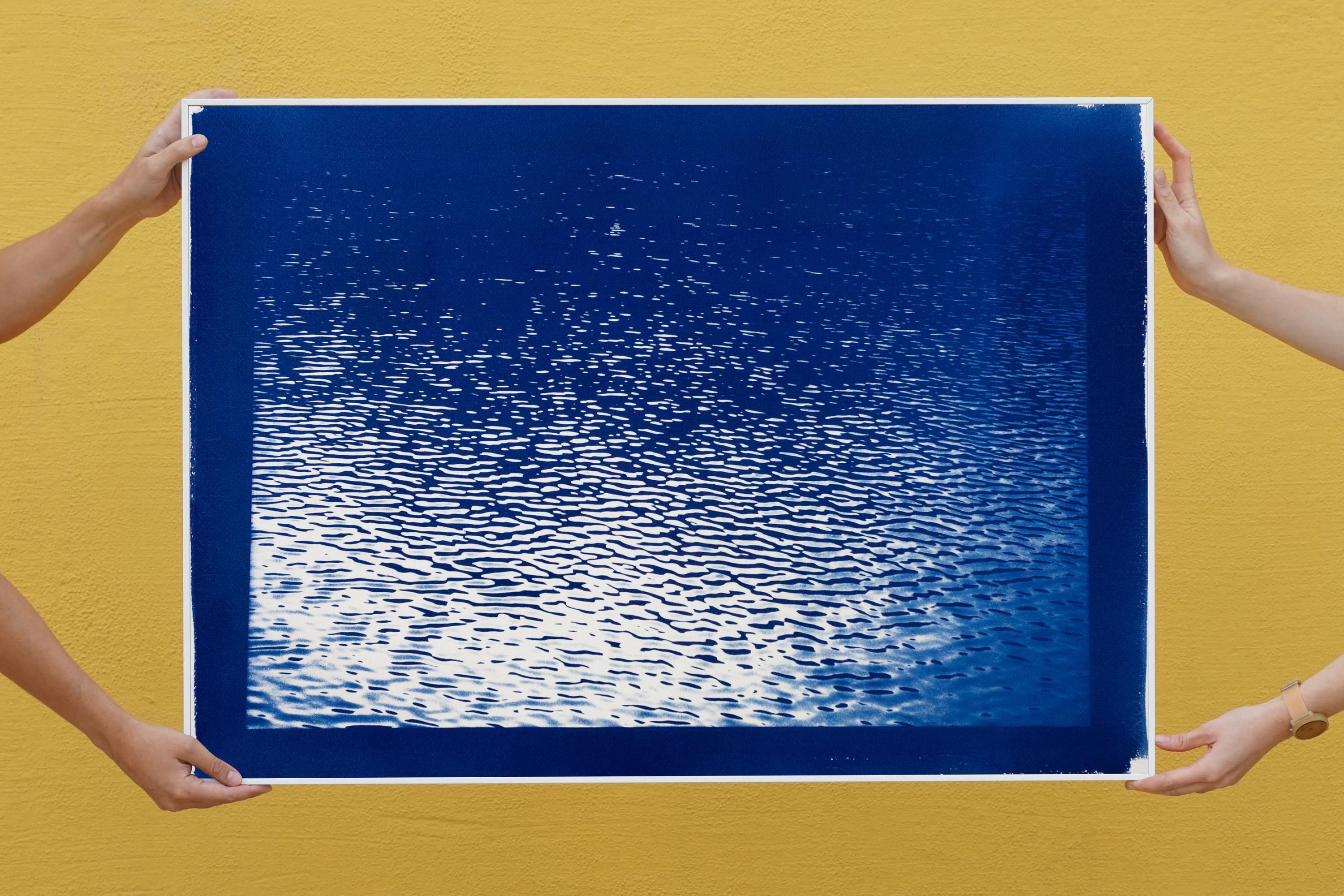 Panorama del lago Tahoe, paesaggio nautico in cianotipia blu, arte acquatica minimale - Art Minimalismo di Kind of Cyan