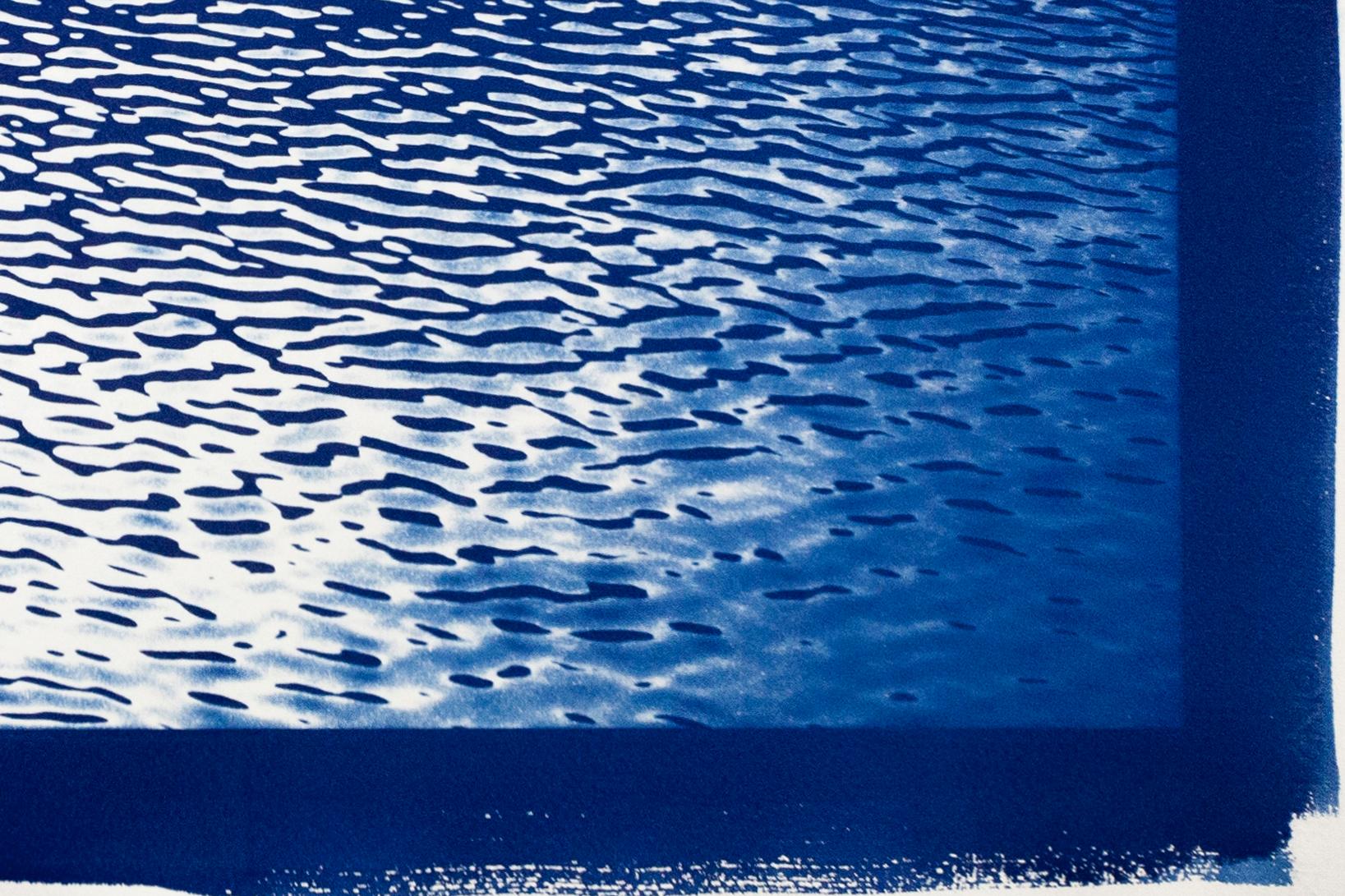 Panorama del lago Tahoe, paesaggio nautico in cianotipia blu, arte acquatica minimale - Abstract Drawing Viola di Kind of Cyan