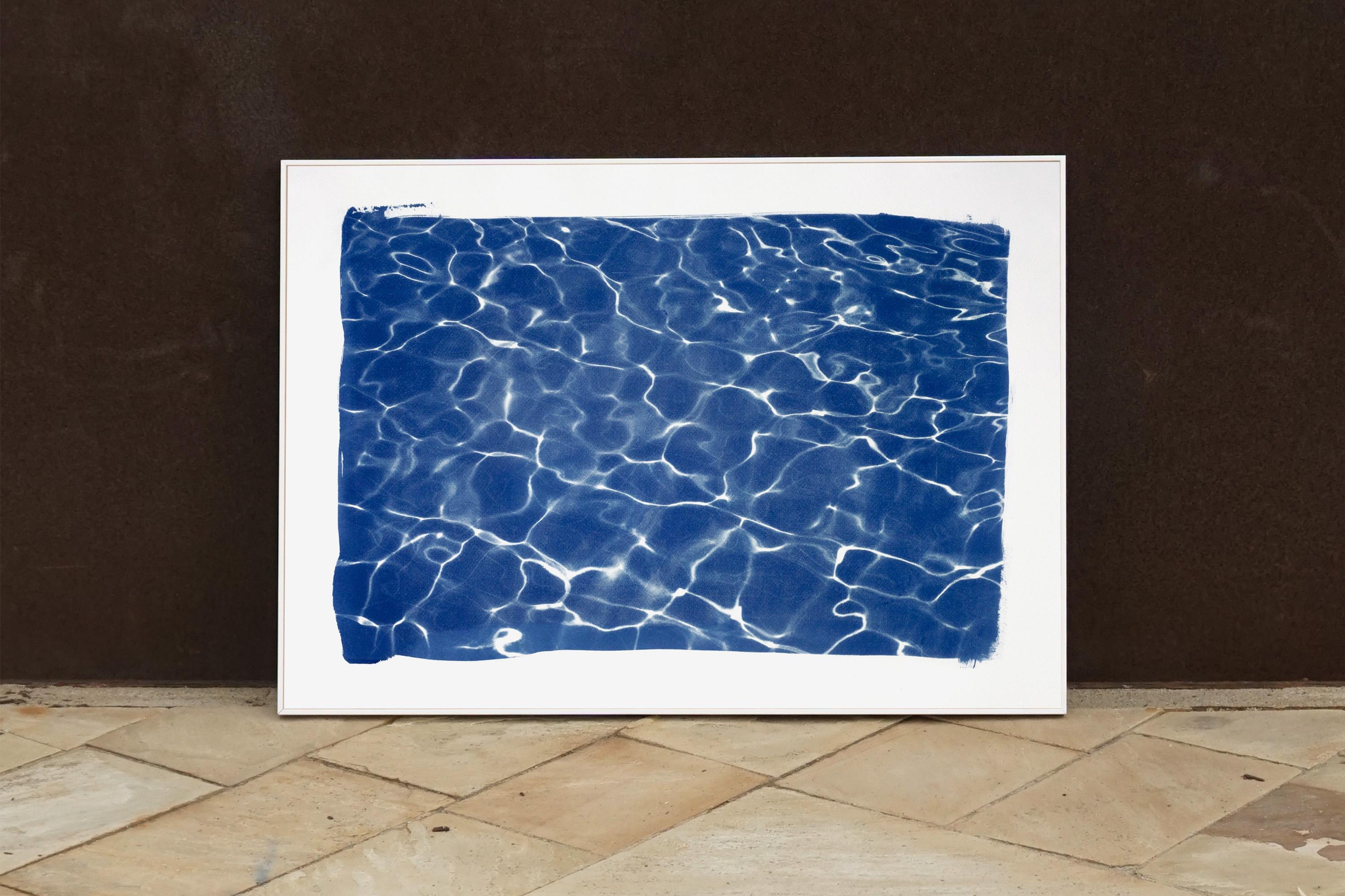 Hollywood Pool House Glow, esclusiva stampa cianotipica fatta a mano di motivi blu - Abstract Drawing Blu di Kind of Cyan