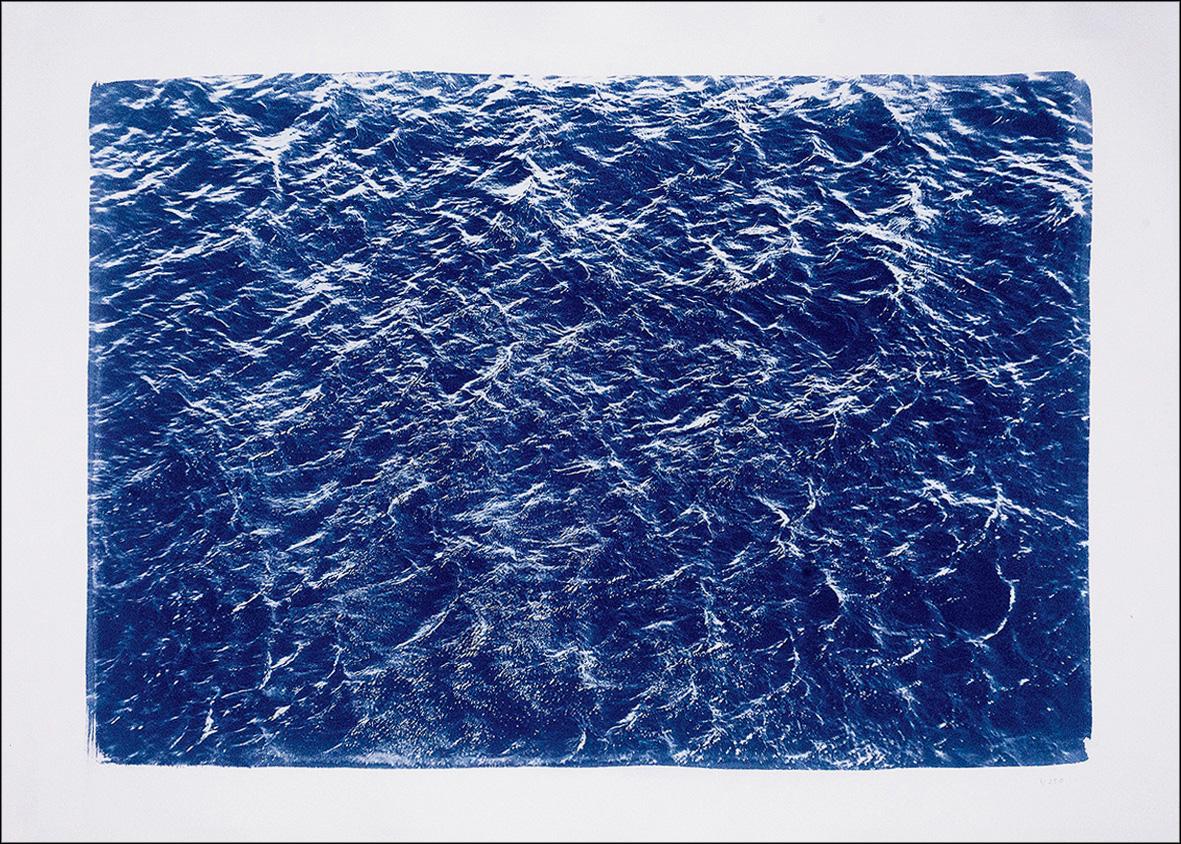 Abstract Drawing de Kind of Cyan - Corrientes del Océano Pacífico, paisaje marino cianotipado hecho a mano en azul, paisaje de olas