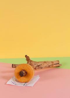 Donut sexy, bodegón contemporáneo de comida rápida sobre fondo amarillo, Giclée