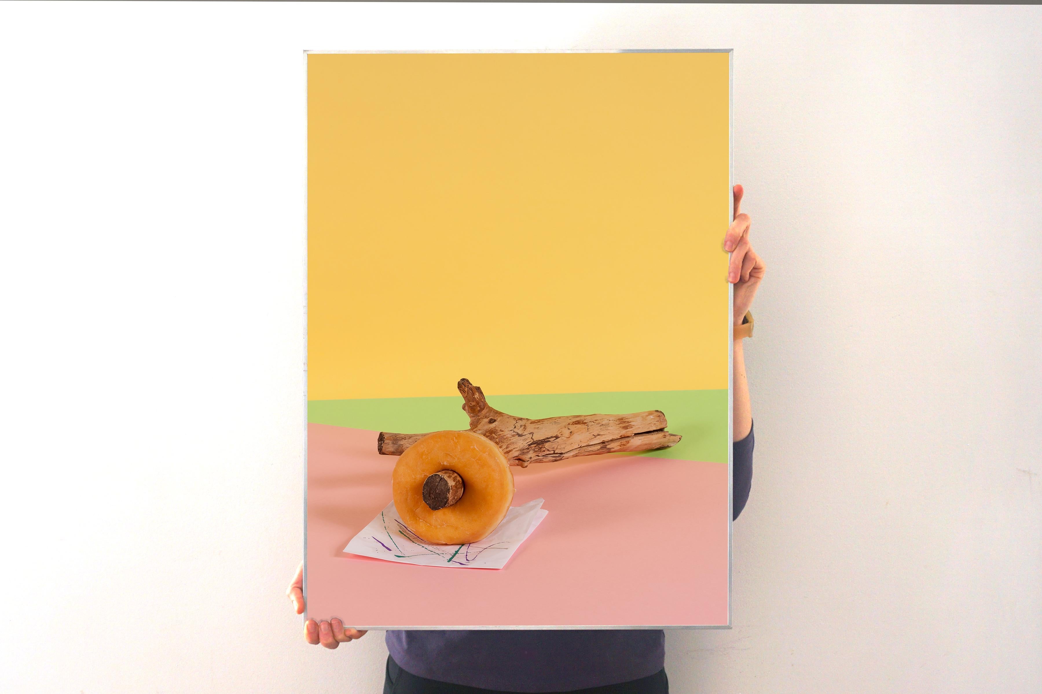 Sexy Nussbaum, Fast Food Zeitgenössisches Stillleben auf gelbem Hintergrund, Gicle – Print von Ryan Rivadeneyra