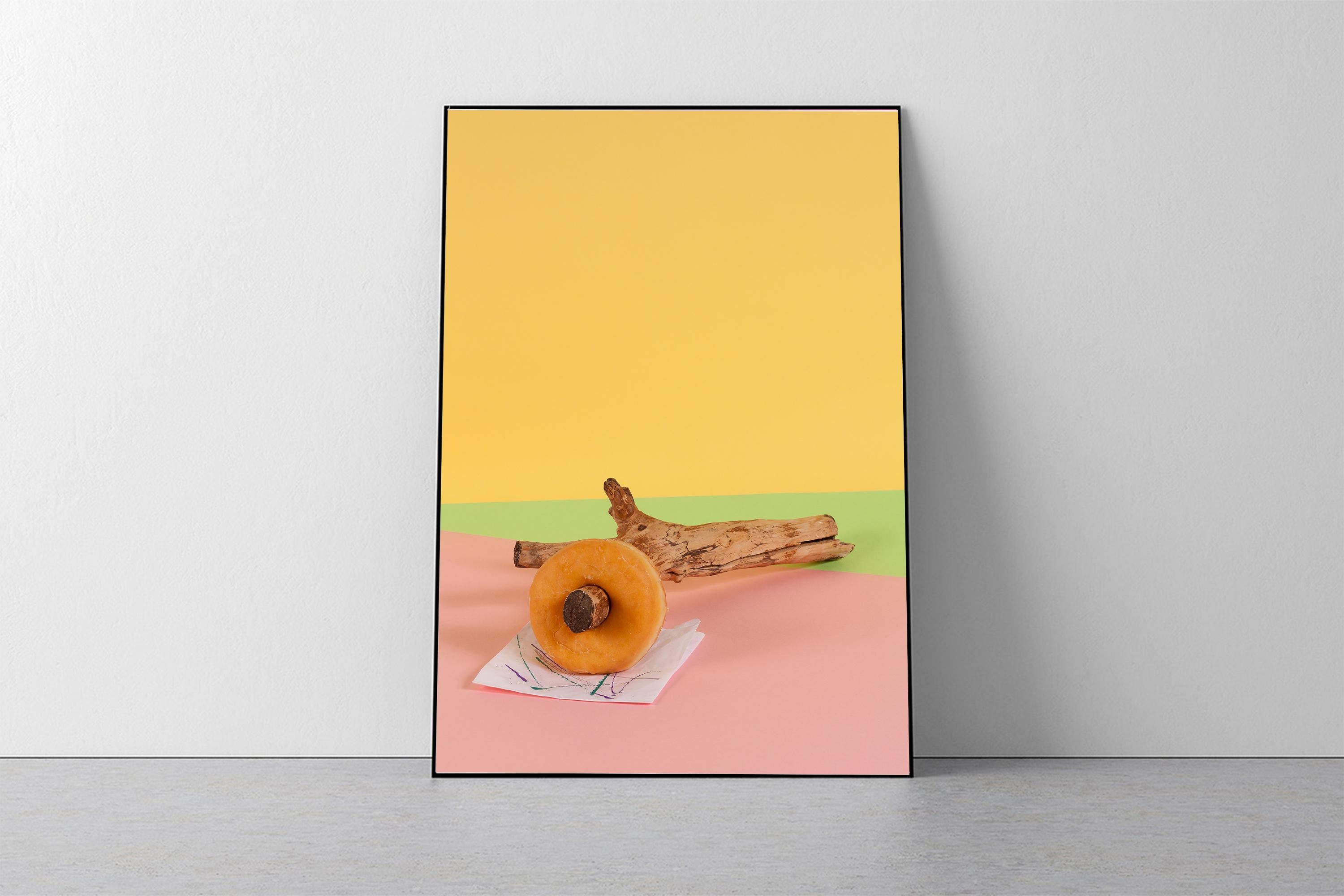 Noix de noix sexy, nature morte contemporaine de fast-food sur fond jaune, Gicle - Orange Still-Life Print par Ryan Rivadeneyra