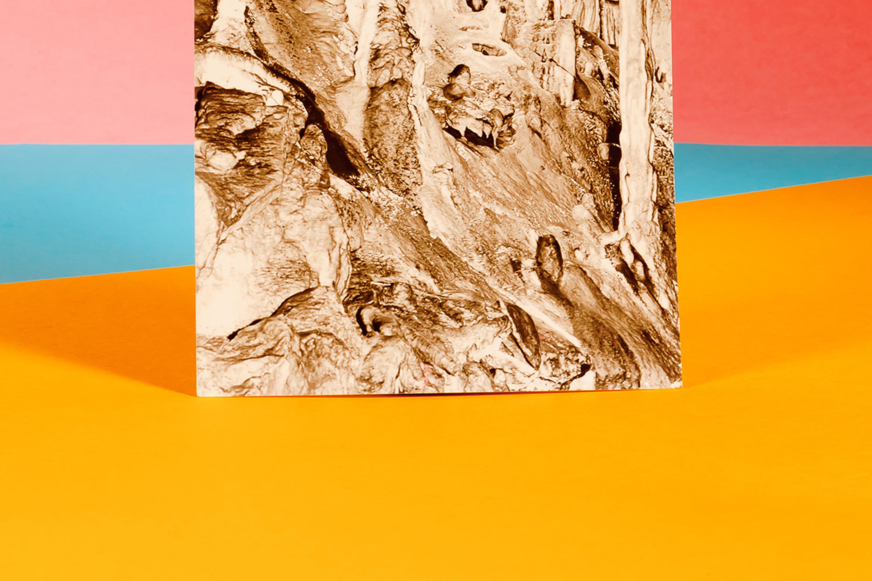 Paysage en bord de mer avec rochers, photographie conceptuelle, cave aux couleurs vives - Orange Landscape Photograph par Ryan Rivadeneyra