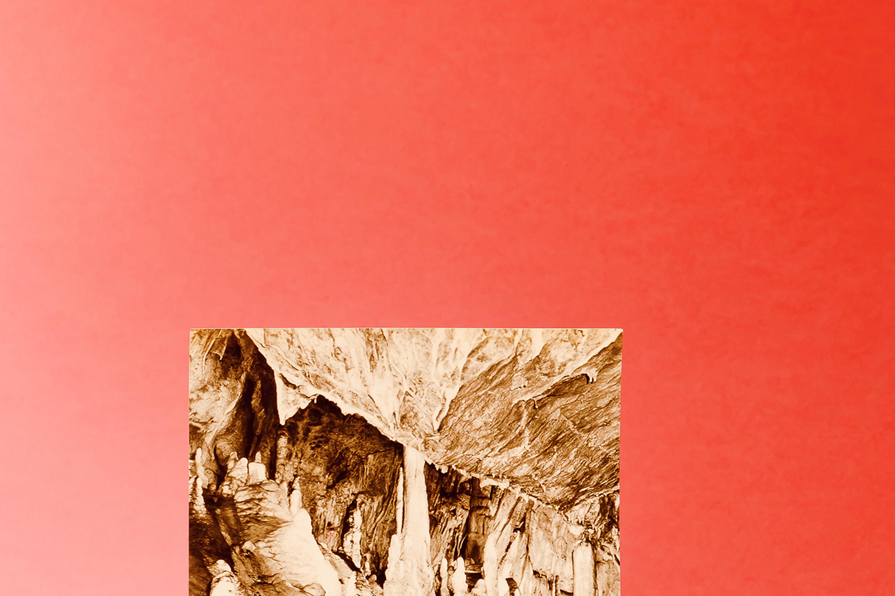 Paysage en bord de mer avec rochers, photographie conceptuelle, cave aux couleurs vives en vente 1