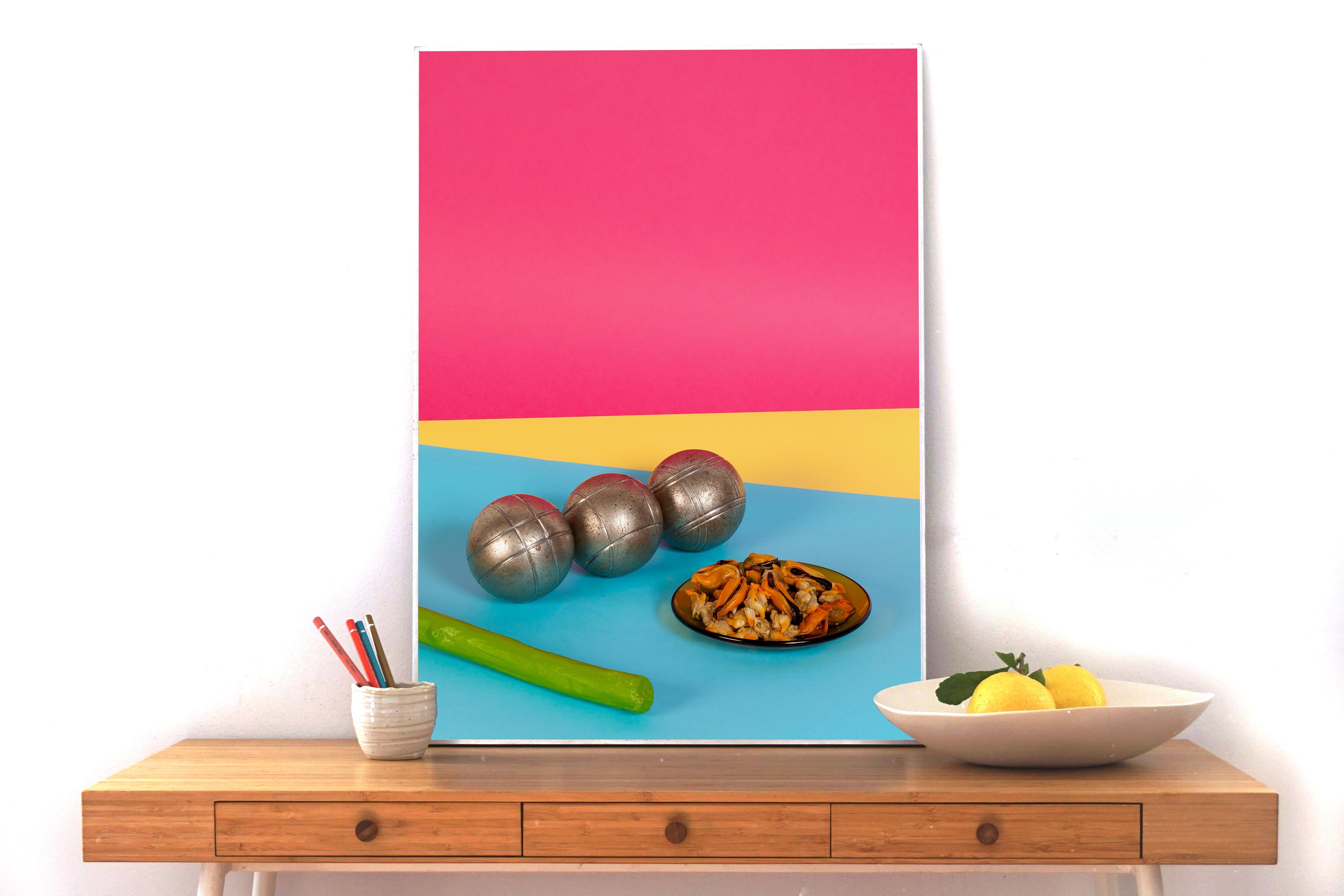 Nature morte conceptuelle, fruits de mer ludiques aux couleurs vives, bleu, jaune, rose - Print de Ryan Rivadeneyra