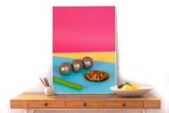 Konzeptionelle Stillleben-Szene, spielerisches Meeresgefäß in lebhaften Farben, Blau, Gelb, Rosa