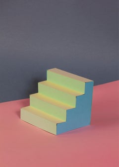 Architecture de Naif dans une palette de couleurs pastel, escalier contemporain, style Sol LeWitt