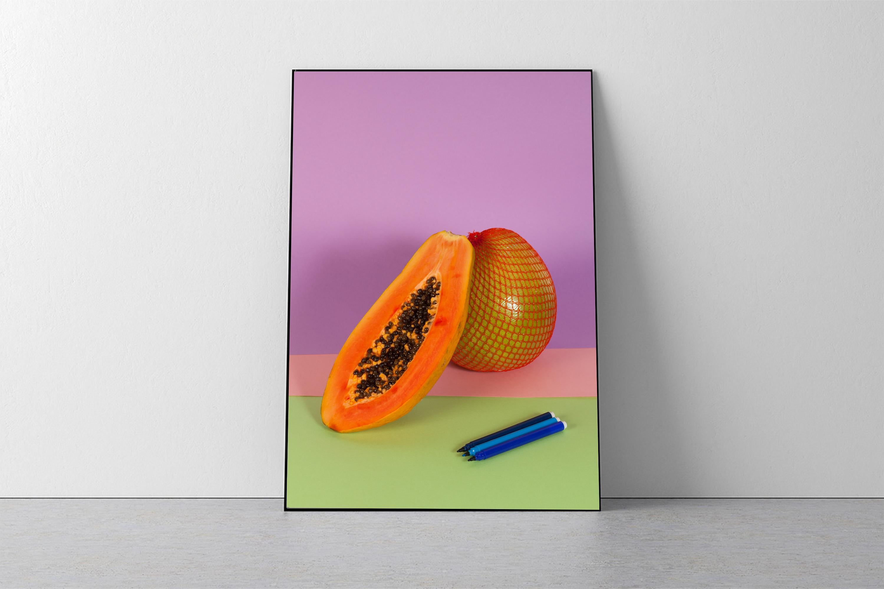 Papaye orange brûlée, Nature morte contemporaine, Fruits tropicaux, Fruits exotiques    - Orange Color Photograph par Ryan Rivadeneyra